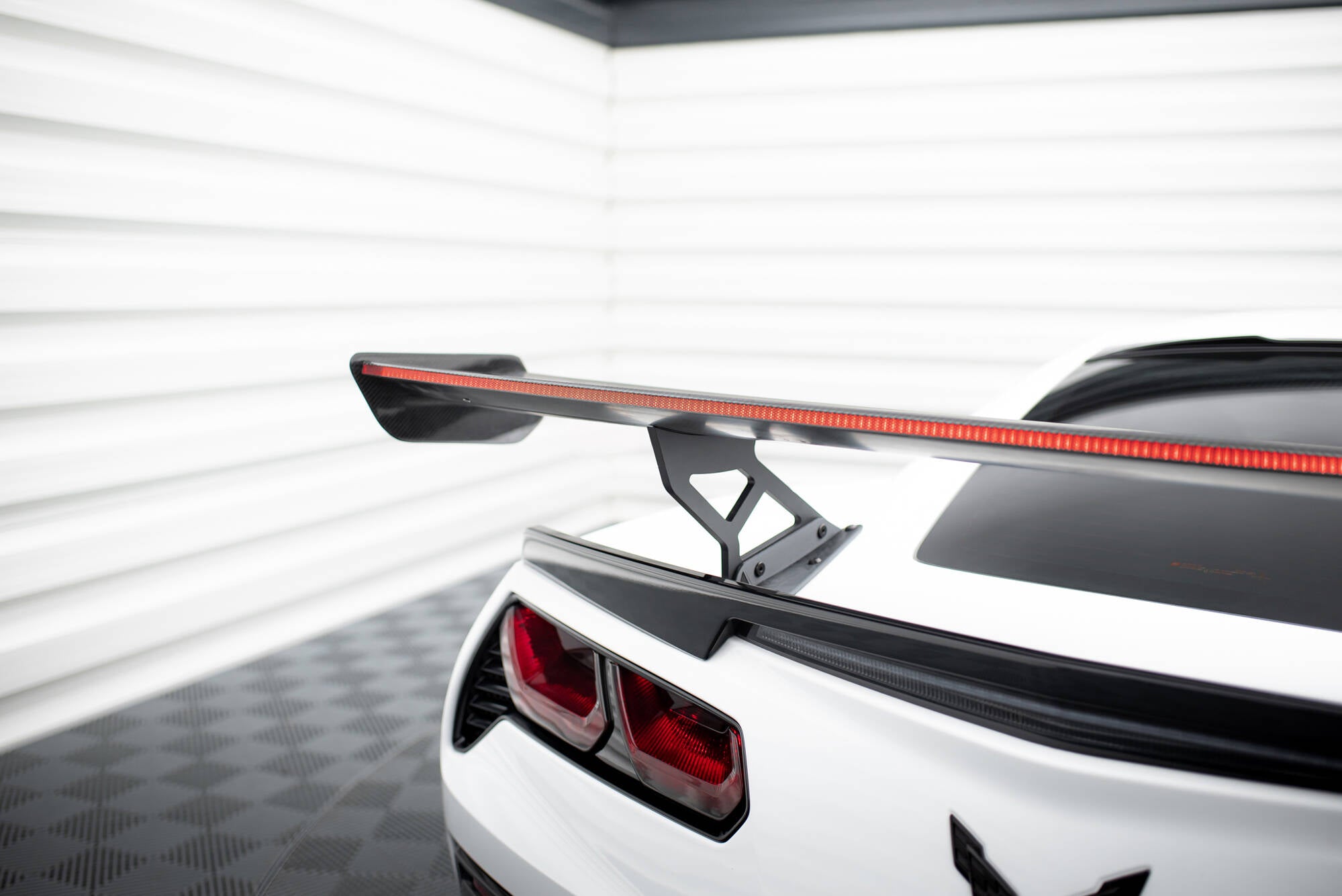 Maxton Design Carbon Spoiler With Internal Brackets Uprights + LED Chevrolet Corvette Stingray / Grand Sport C7 für Chevrolet Corvette C7