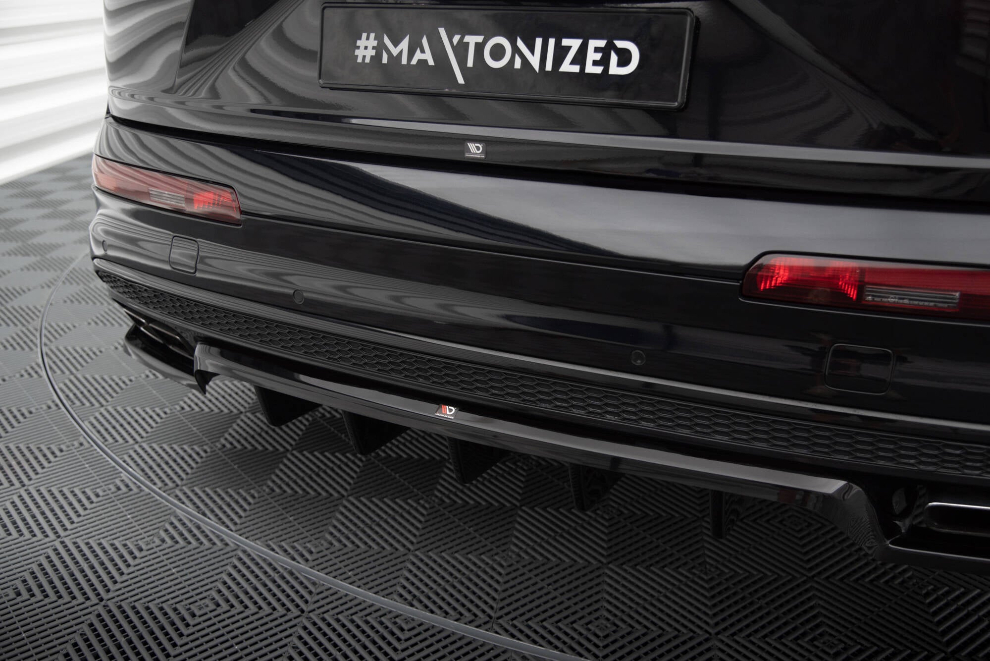 Maxton Design Street+ Mittlerer Diffusor RACE passend für Audi SQ7 / Q7 S-Line Mk2 schwarz Hochglanz