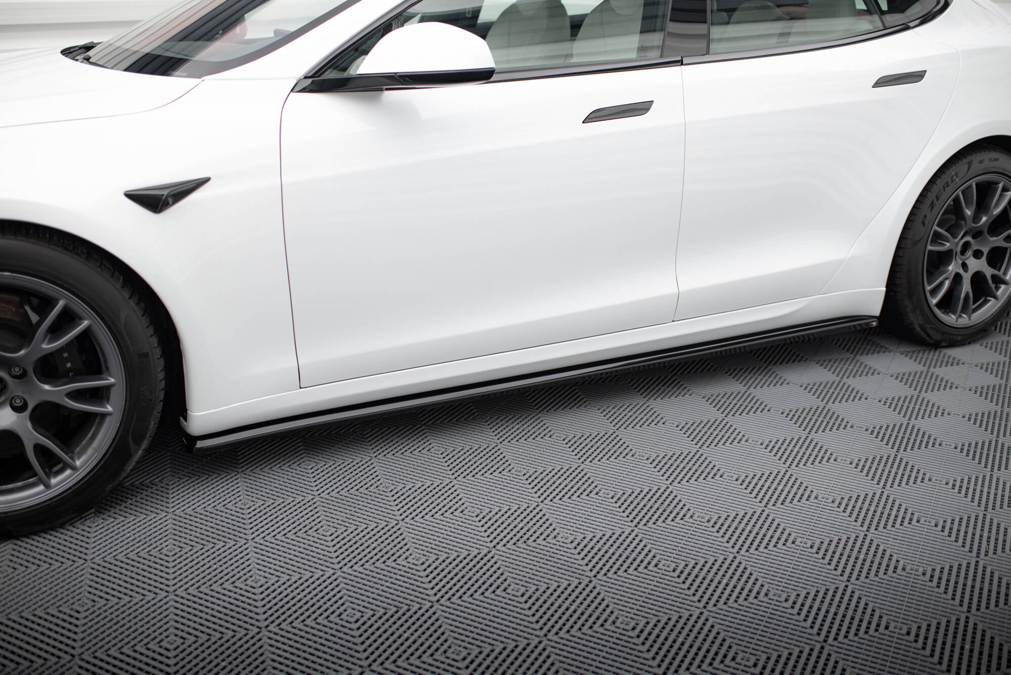 Maxton Design Street+ Seitenschweller Leisten V.2 passend für Tesla Model S Plaid Mk1 Facelift schwarz Hochglanz