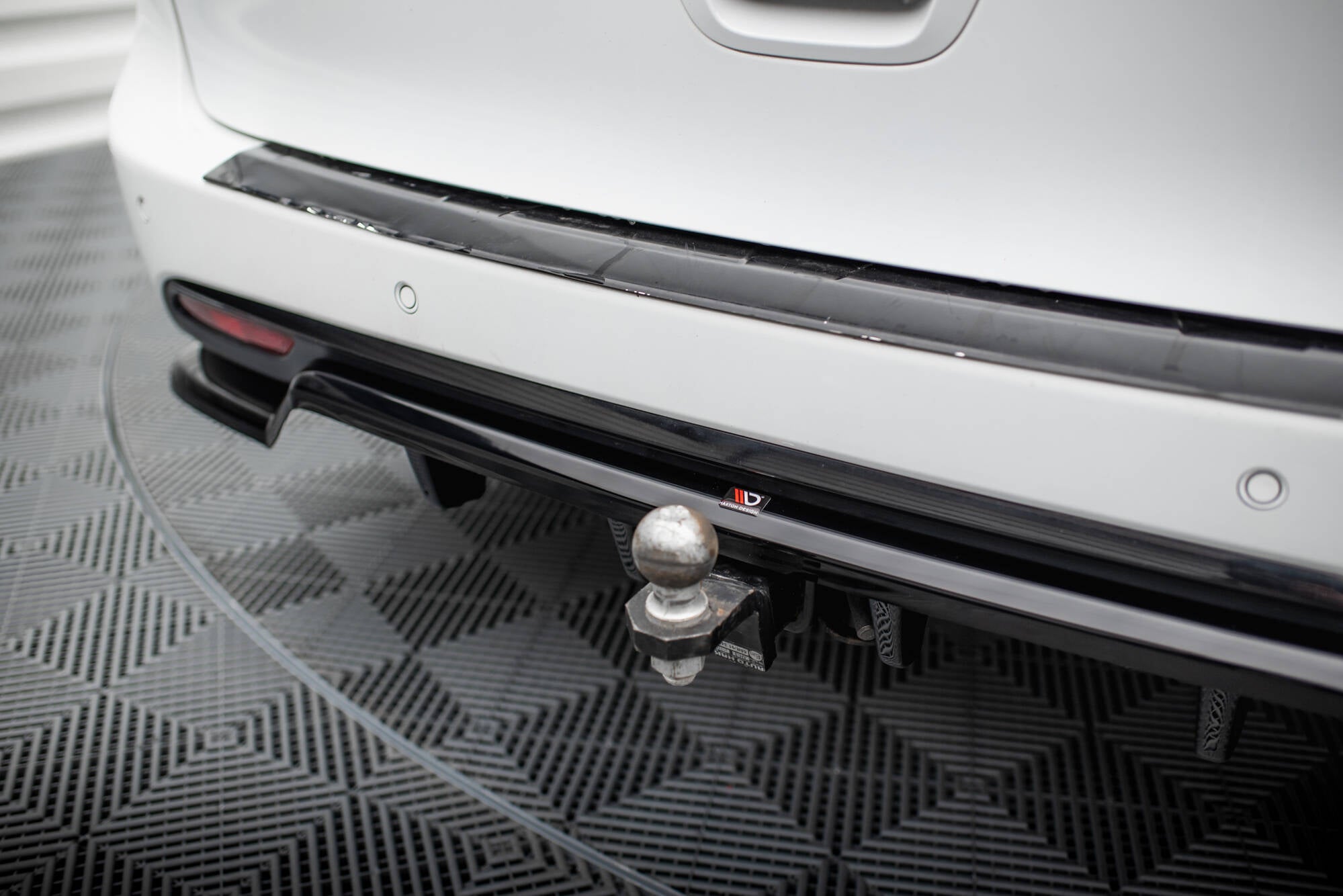 Maxton Design Street+ Mittlerer Diffusor RACE passend für Chrysler Pacifica Mk2 Facelift schwarz Hochglanz