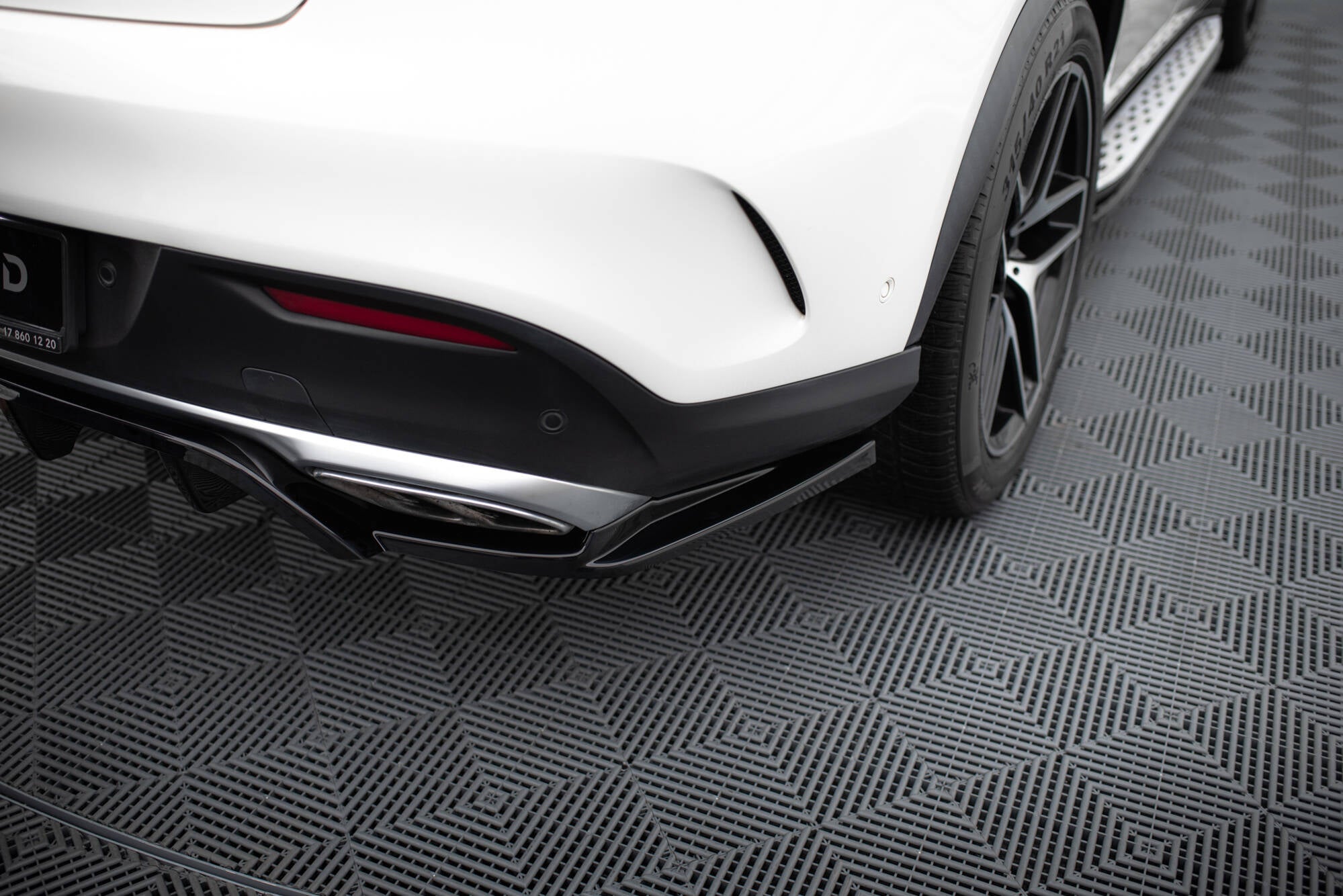 Maxton Design Street+ Mittlerer Diffusor RACE passend für Mercedes-AMG GLE 43 Coupe C292 schwarz Hochglanz