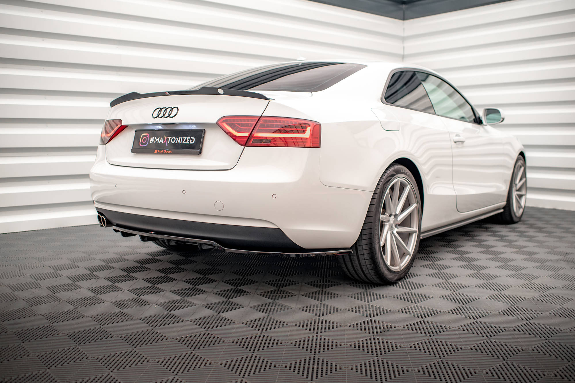 Maxton Design Street+ Mittlerer Diffusor RACE passend für Audi A5 Coupe 8T Facelift schwarz Hochglanz