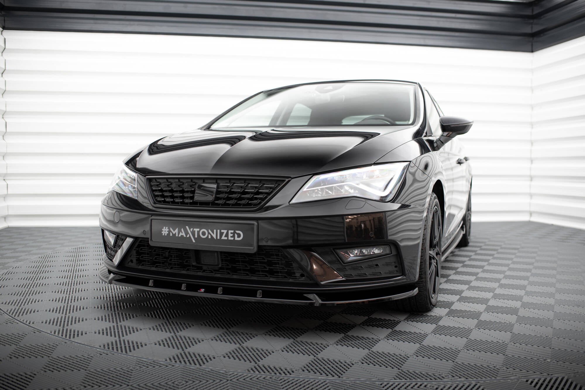 Maxton Design Street+ Spoilerlippe Front Ansatz V.1 passend für Seat Leon Mk3 Facelift schwarz Hochglanz
