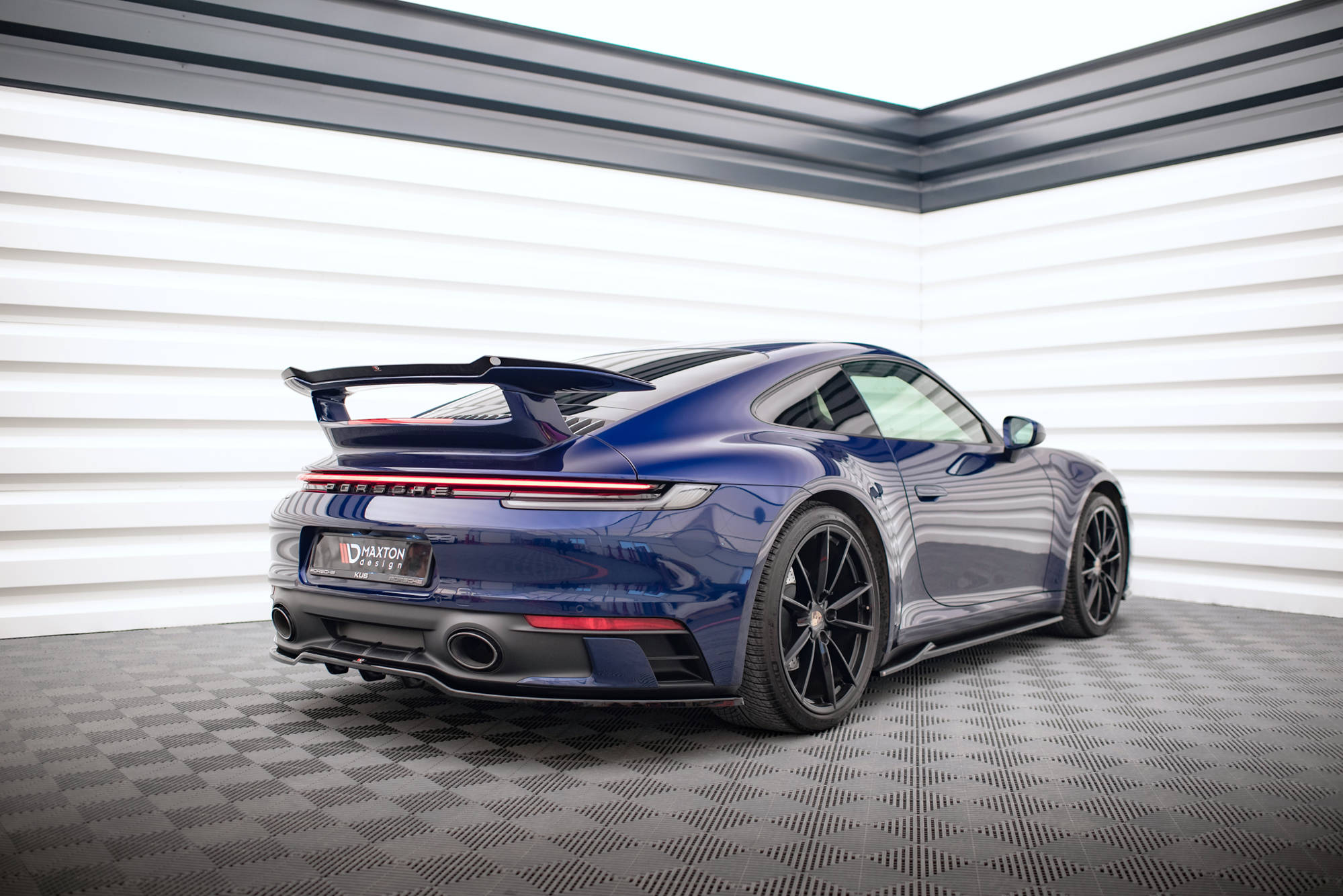Maxton Design Street+ Mittlerer Diffusor RACE passend für V.1 Porsche 911 Carrera Aero / Carrera GTS 992 schwarz Hochglanz