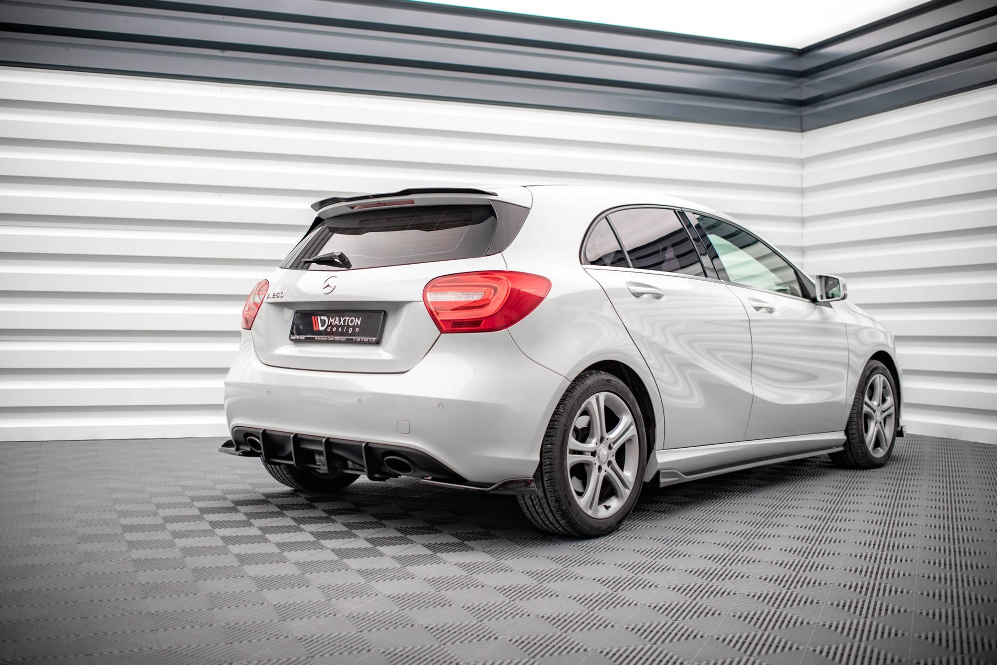 Maxton Design Spoiler CAP passend für Mercedes-Benz A W176 schwarz Hochglanz