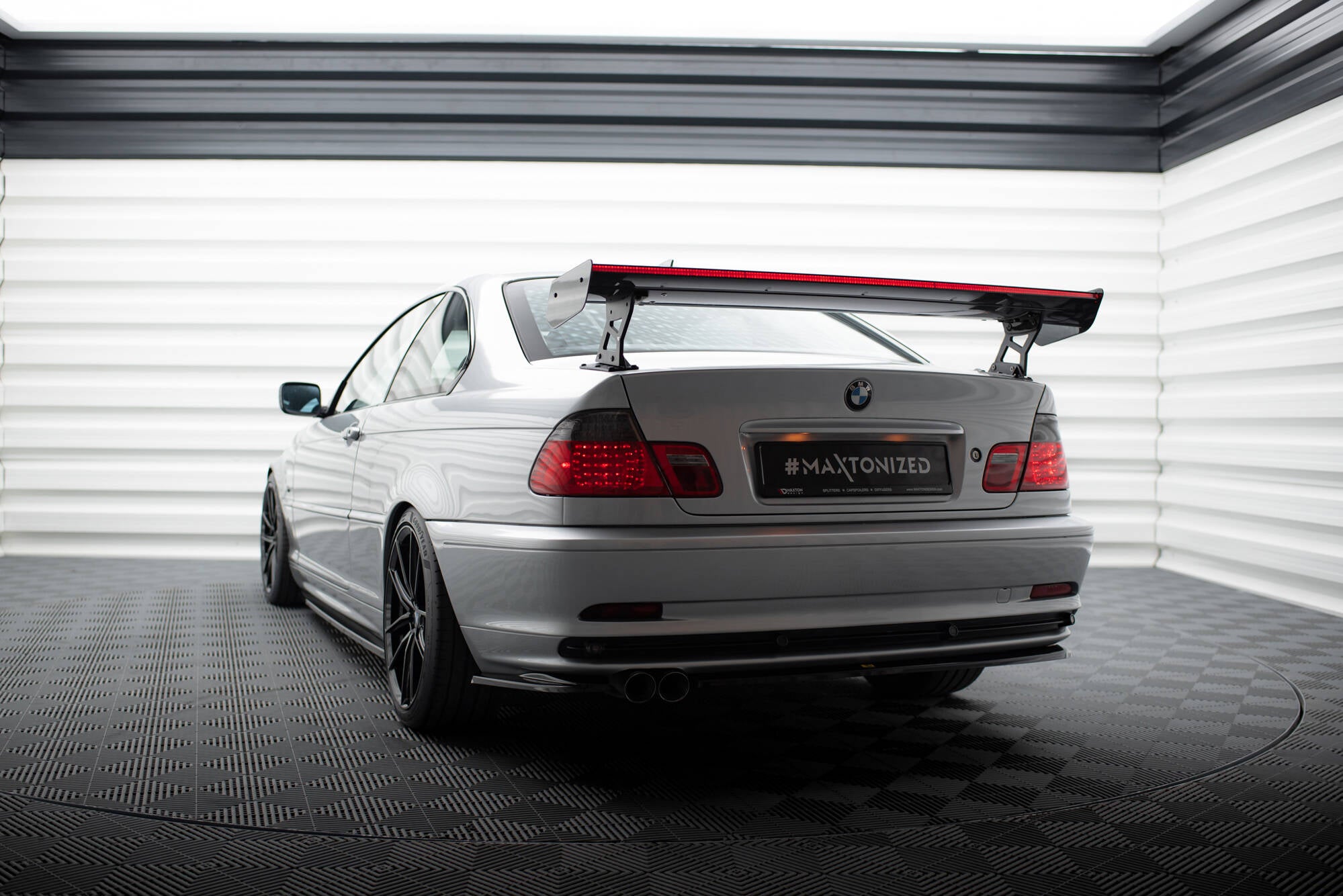 Maxton Design Carbon Spoiler With External Brackets Uprights + LED BMW 3er Coupe E46 für BMW 3er E46