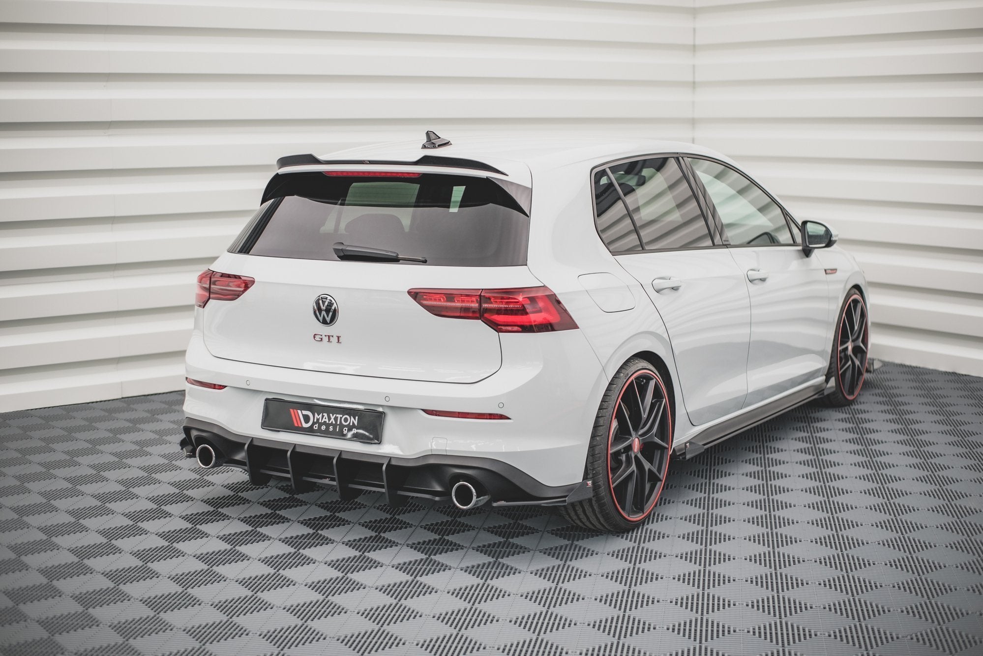 Maxton Design Street Pro Heck Ansatz Flaps Diffusor + Flaps passend für VW Golf GTI / GTE Mk8 schwarz Hochglanz
