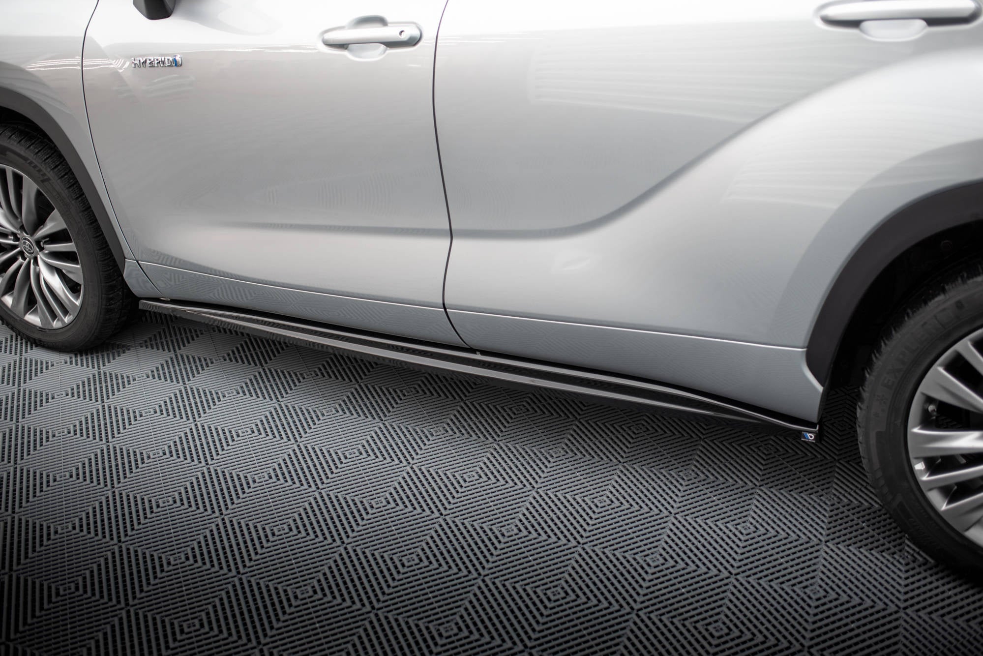 Maxton Design Street+ Seitenschweller Leisten passend für Toyota Highlander Mk4 schwarz Hochglanz