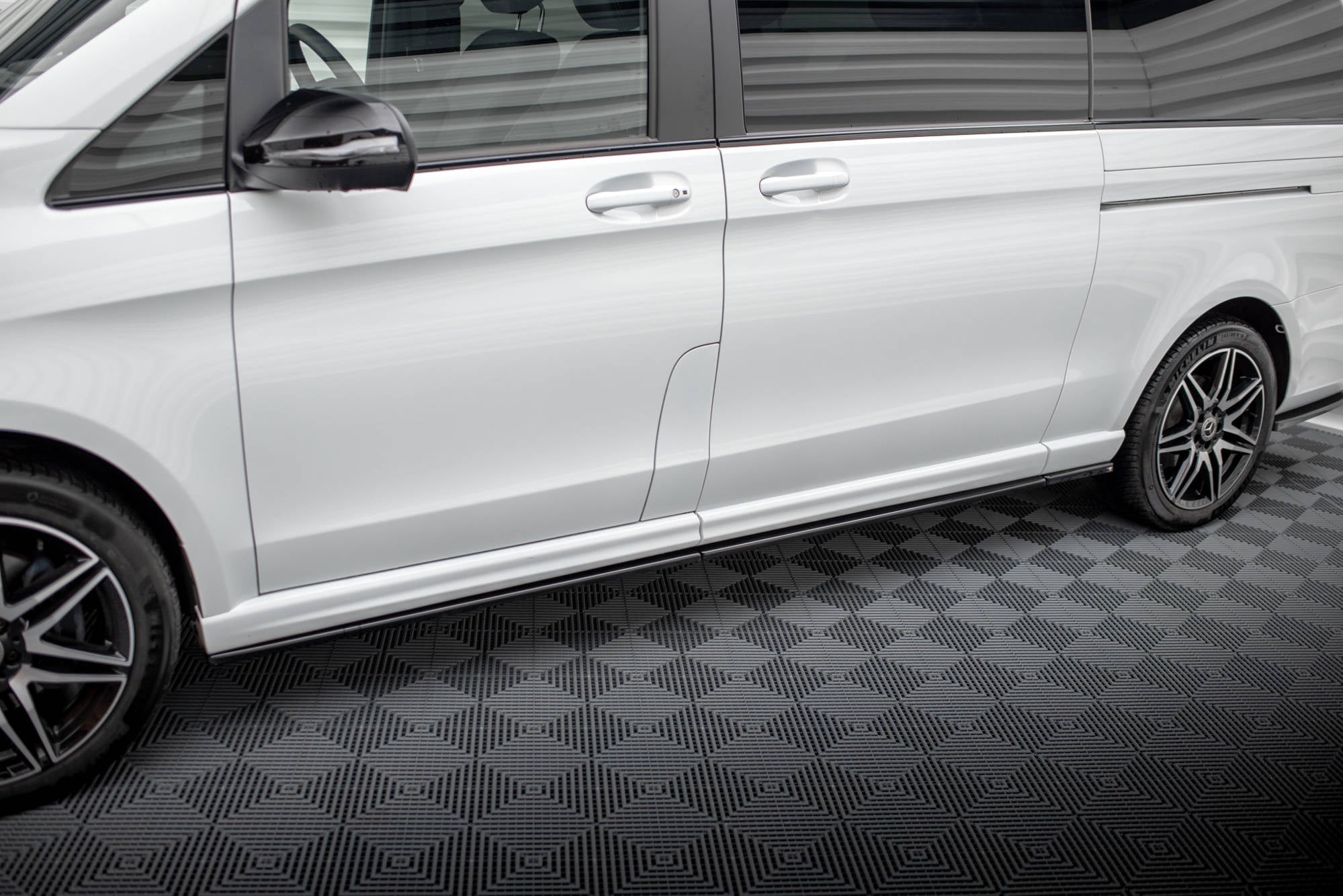 Maxton Design Street+ Seitenschweller Leisten passend für V.1 passend für Mercedes-Benz V-Klasse Extra Long AMG-Line W447 schwarz Hochglanz