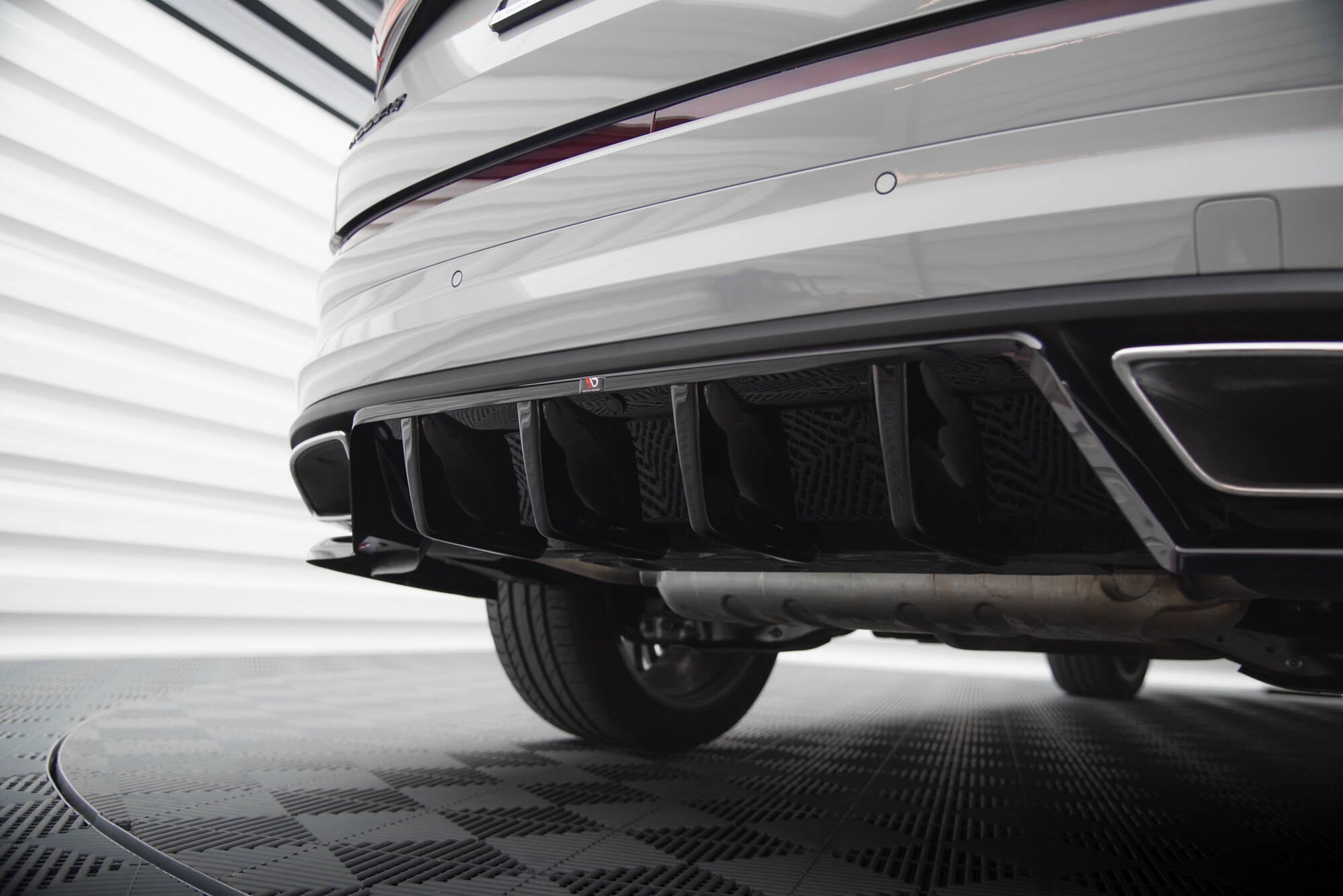 Maxton Design Street+ Mittlerer Diffusor RACE passend für Skoda Kodiaq RS Mk1 / Mk1 Facelift schwarz Hochglanz