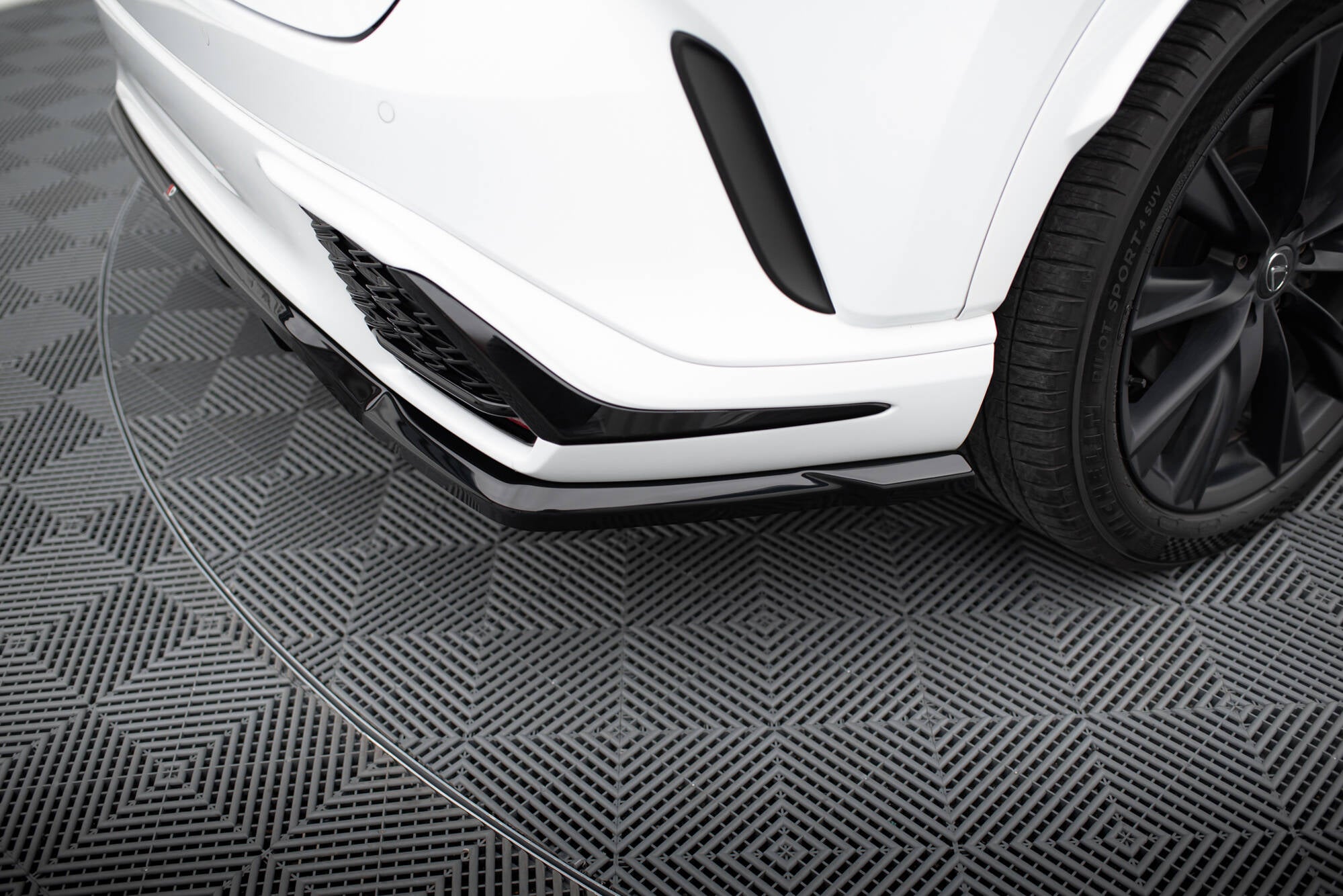 Maxton Design Street+ Mittlerer Diffusor RACE passend für Lexus RX F-Sport Mk5 schwarz Hochglanz