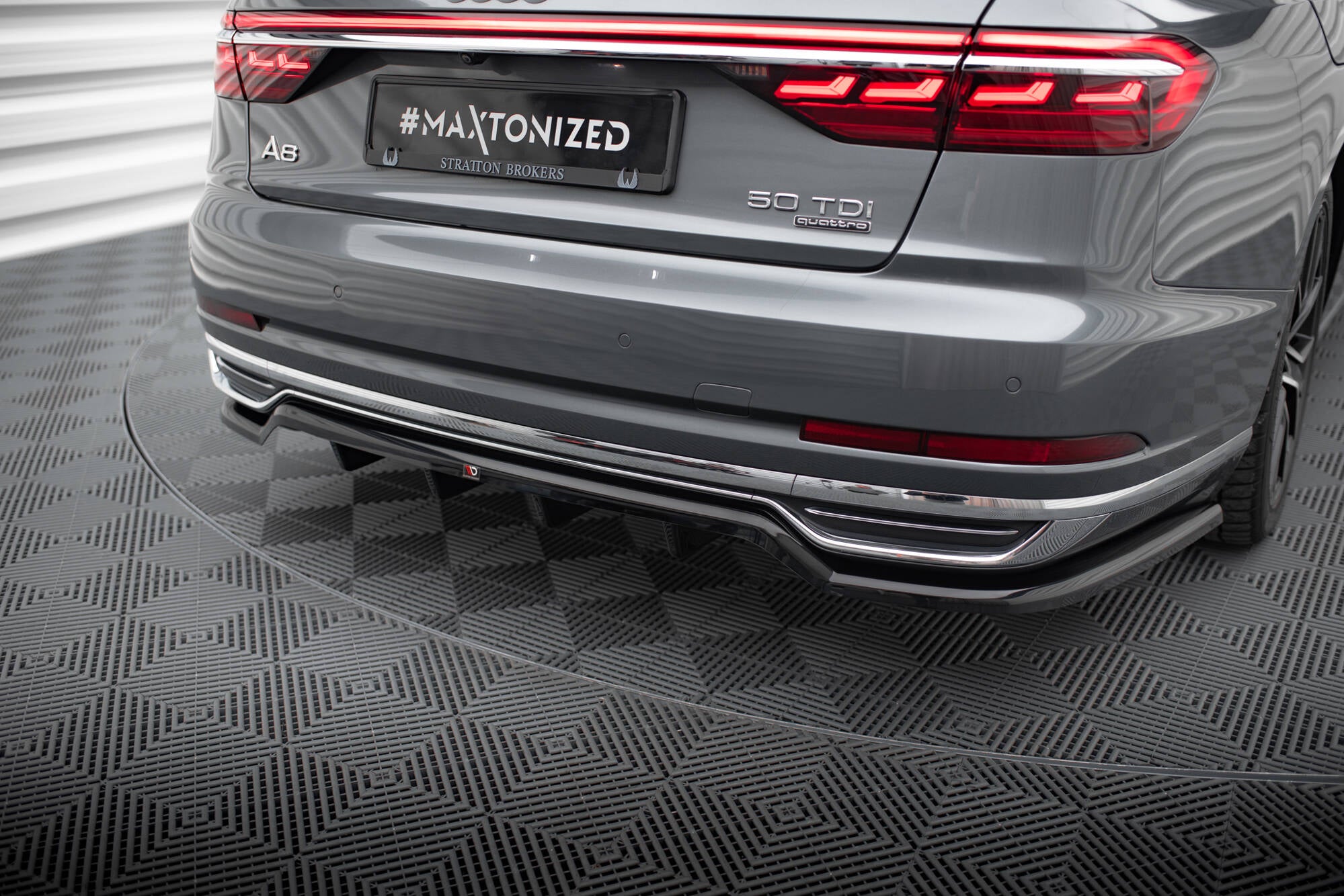 Maxton Design Street+ Mittlerer Diffusor RACE passend für Audi A8 D5 schwarz Hochglanz