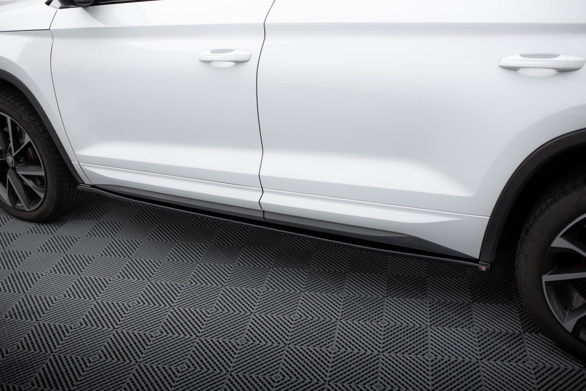 Maxton Design Street+ Seitenschweller Leisten passend für Skoda Kodiaq Sportline/RS Mk1 / Mk1 Facelift schwarz Hochglanz