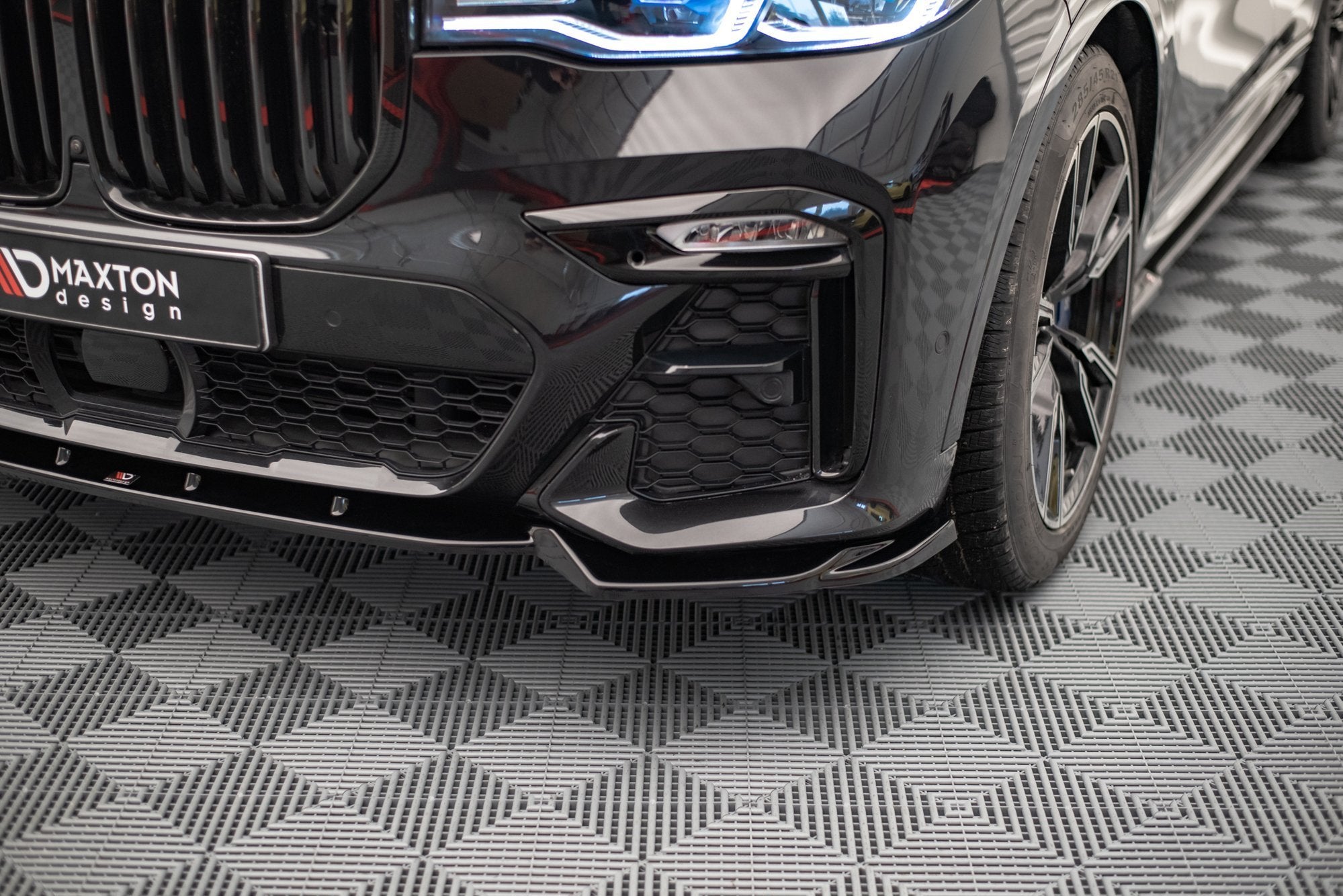Maxton Design Street+ Spoilerlippe Front Ansatz V.2 passend für BMW X7 M-Paket G07 schwarz Hochglanz