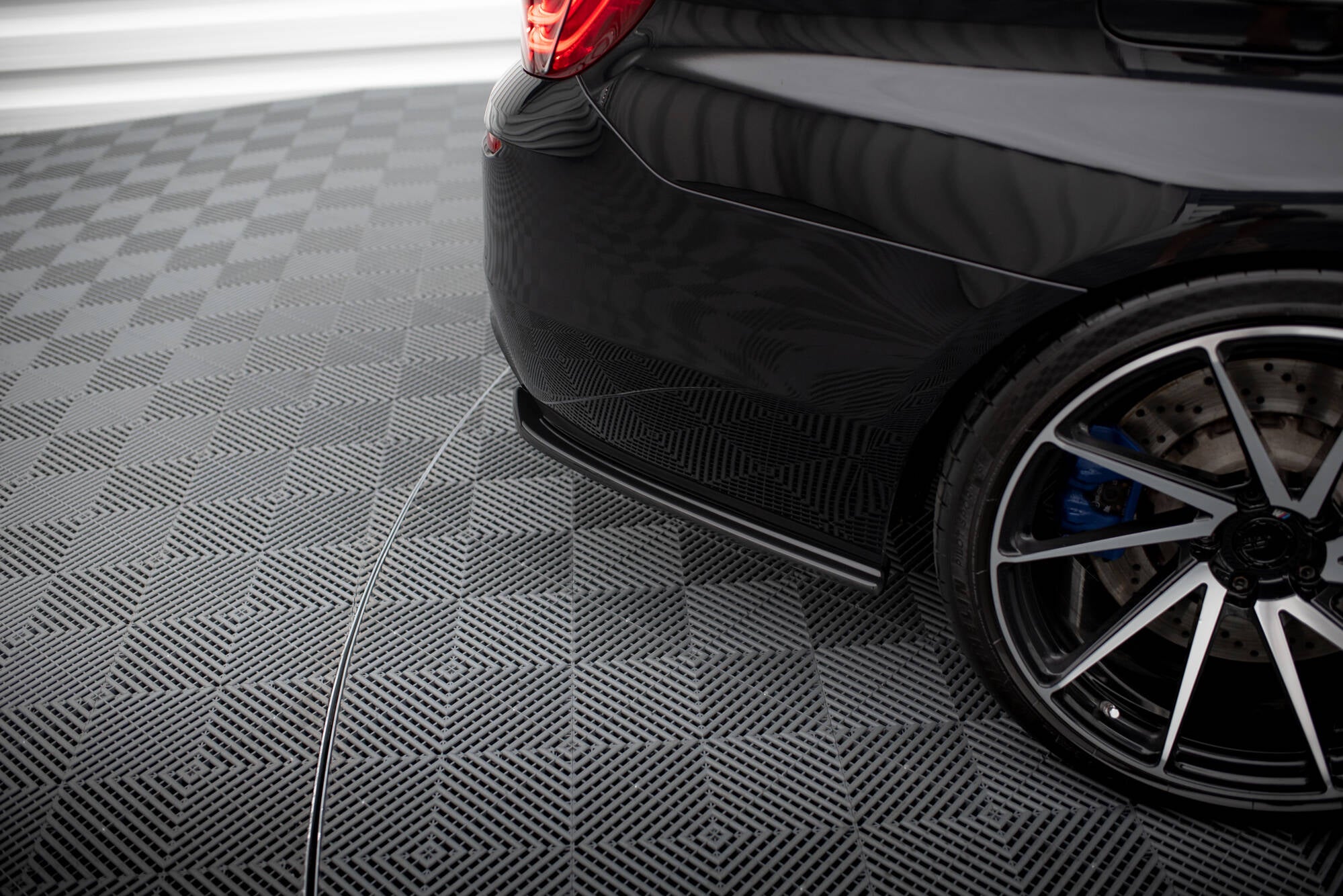 Maxton Design Heck Ansatz Flaps Diffusor passend für BMW M5 F10 schwarz Hochglanz