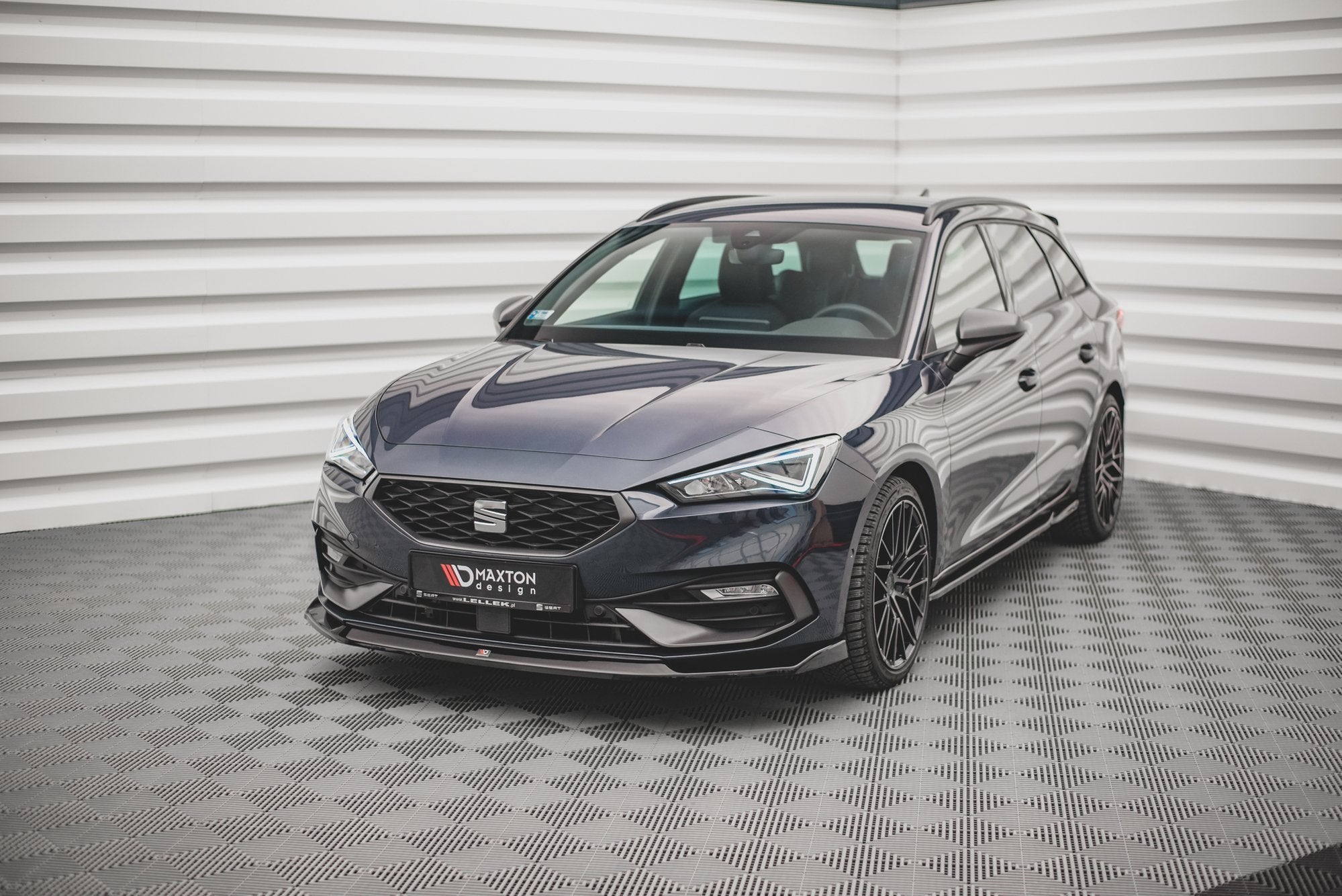 Maxton Design Street+ Spoilerlippe Front Ansatz V.3 passend für Seat Leon FR Mk4 schwarz Hochglanz