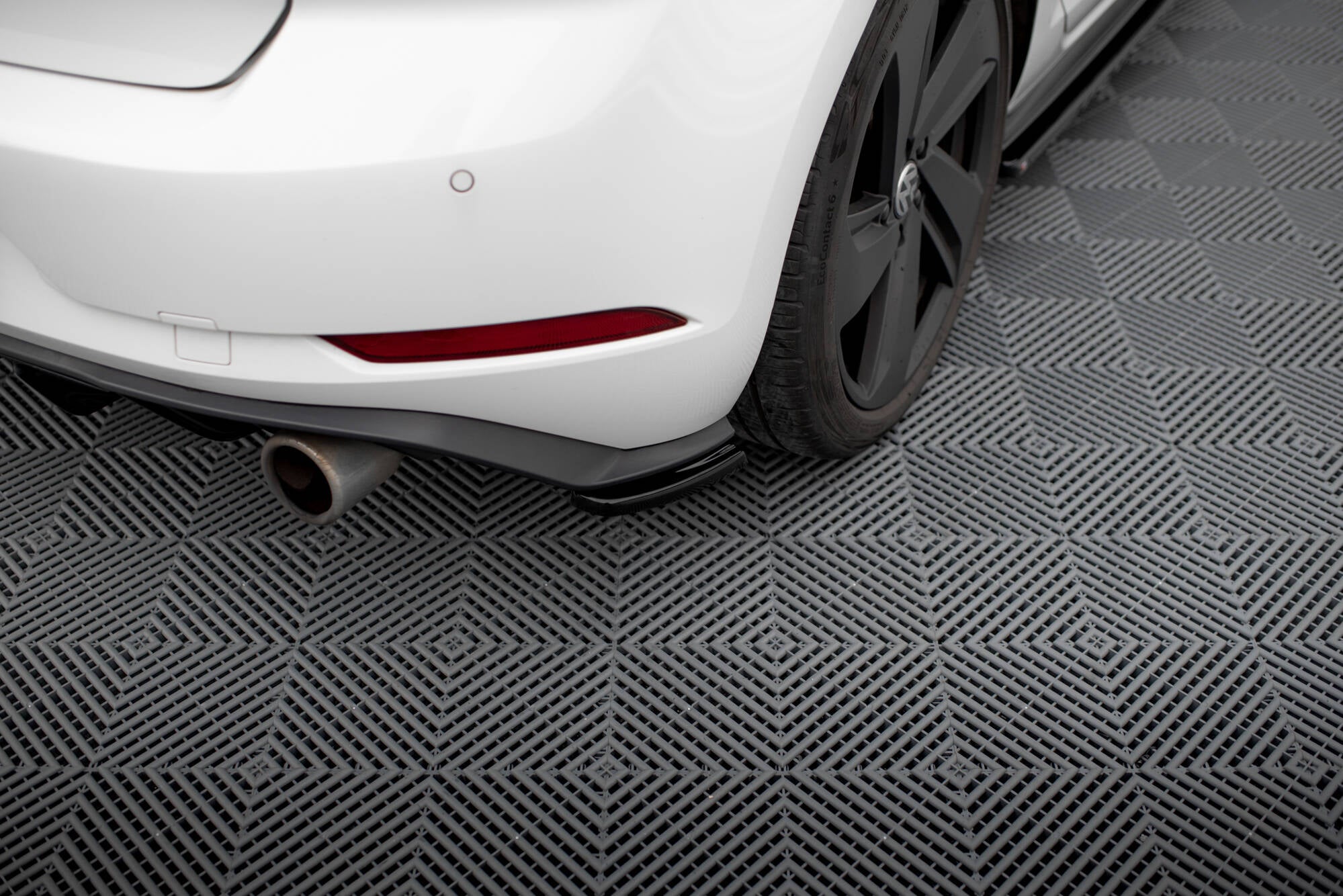 Maxton Design Heck Ansatz Flaps Diffusor passend für VW GOLF 7 GTI FACELIFT schwarz Hochglanz