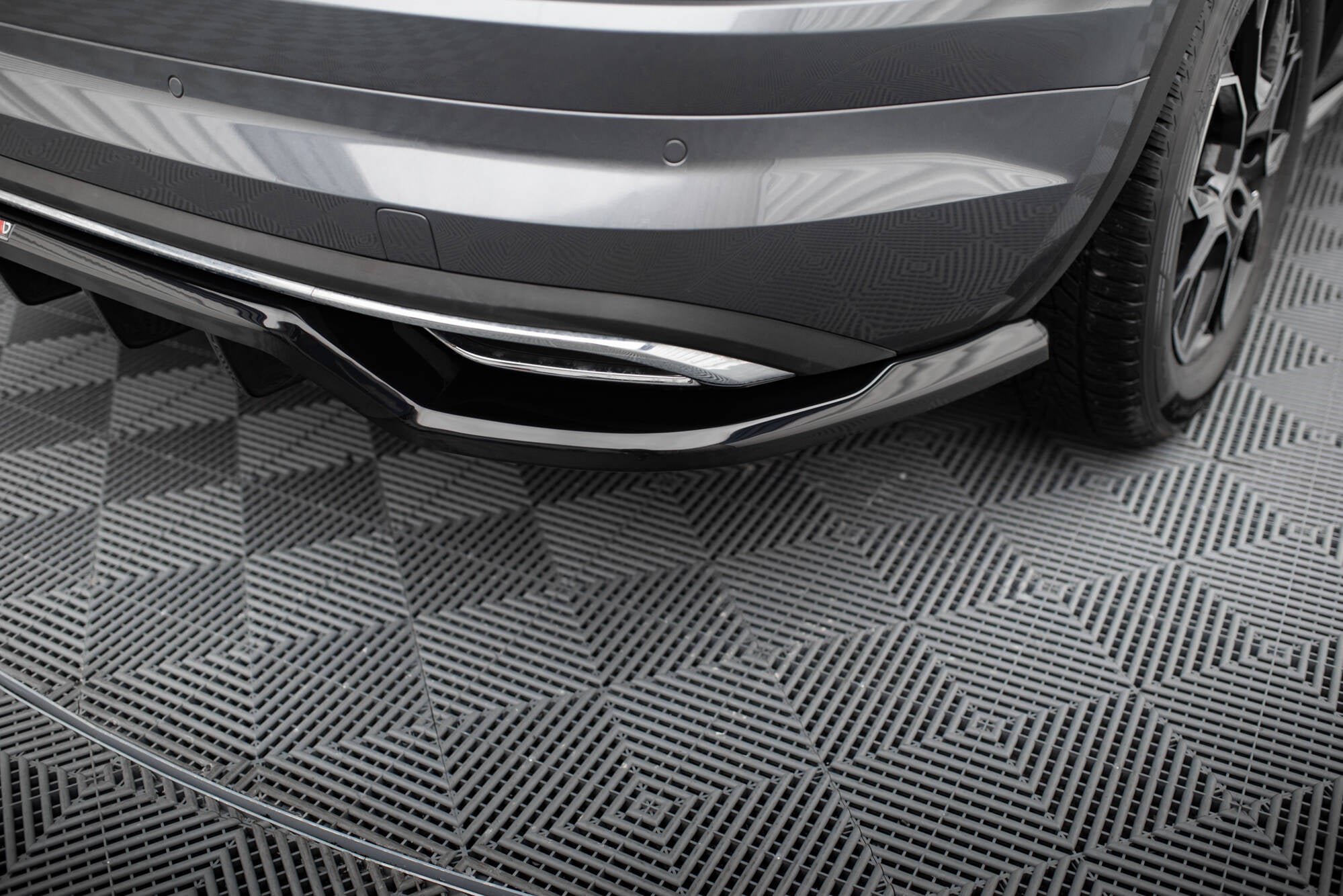 Maxton Design Street+ Mittlerer Diffusor RACE passend für Skoda Kodiaq Sportline Mk1 / Mk1 Facelift schwarz Hochglanz