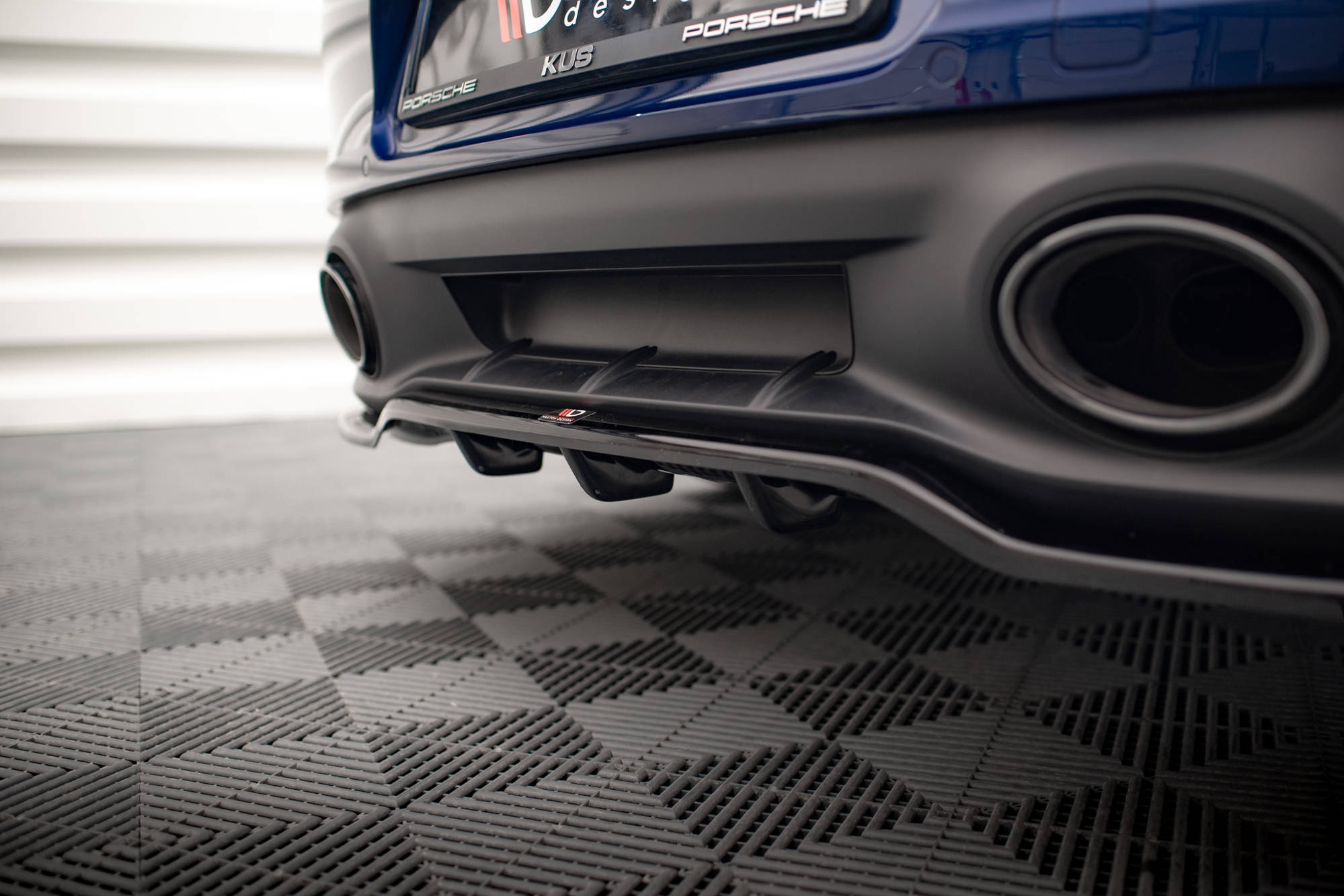 Maxton Design Street+ Mittlerer Diffusor RACE passend für V.1 Porsche 911 Carrera Aero / Carrera GTS 992 schwarz Hochglanz