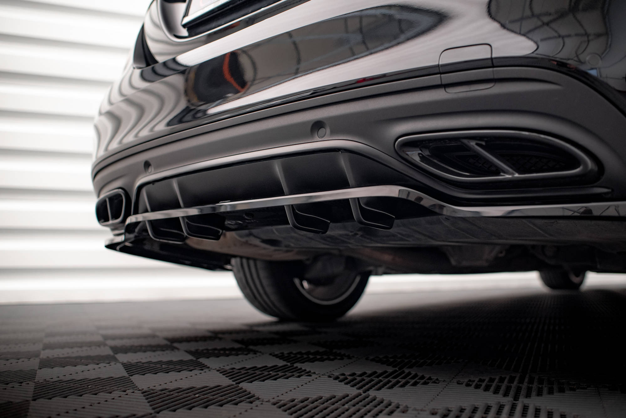 Maxton Design Street+ Mittlerer Diffusor RACE passend für Mercedes-Benz C AMG-Line W205 Facelift schwarz Hochglanz