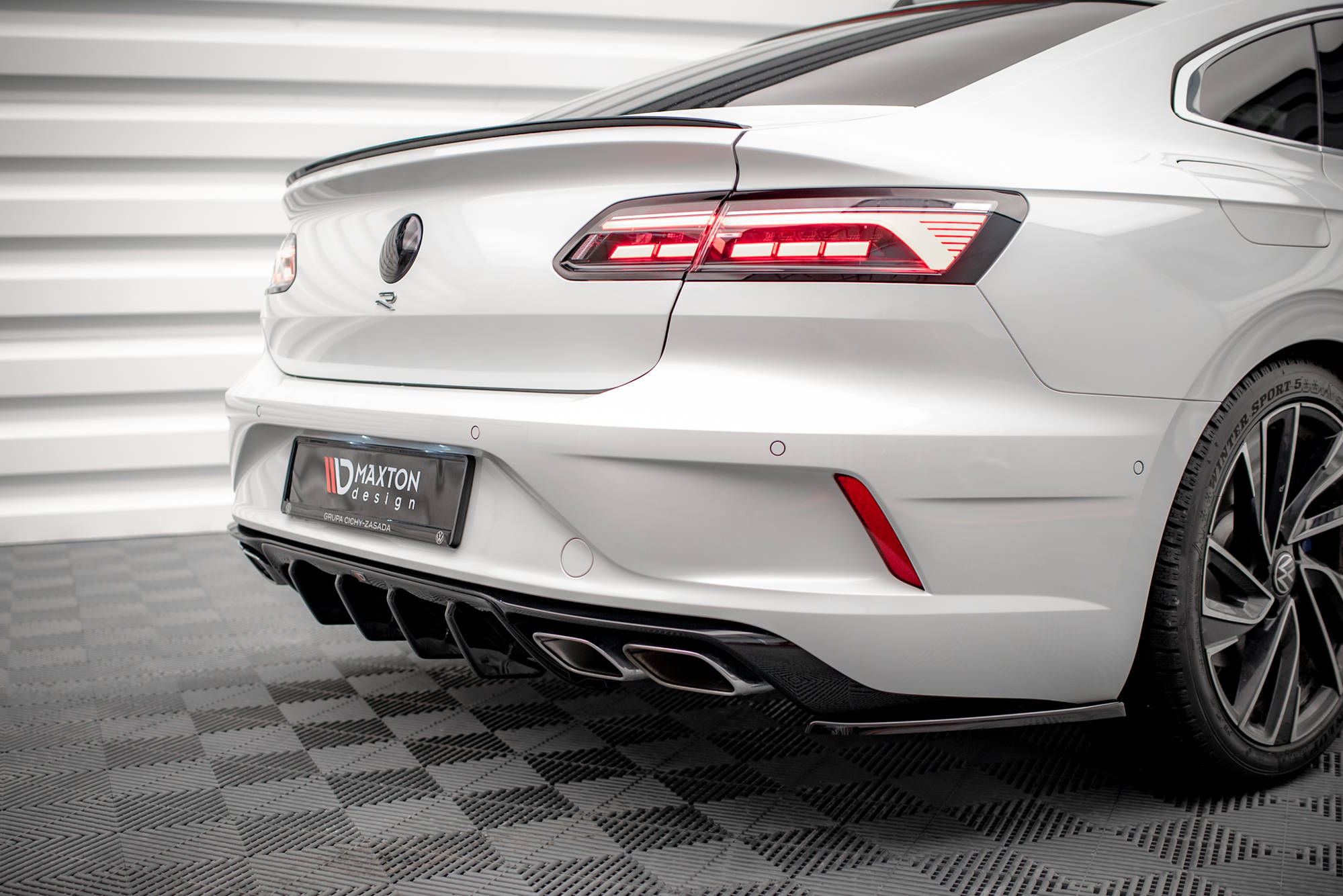 Maxton Design Heck Ansatz Flaps Diffusor passend für VW Arteon R Limousine / Shooting Brake Mk1 Facelift schwarz Hochglanz