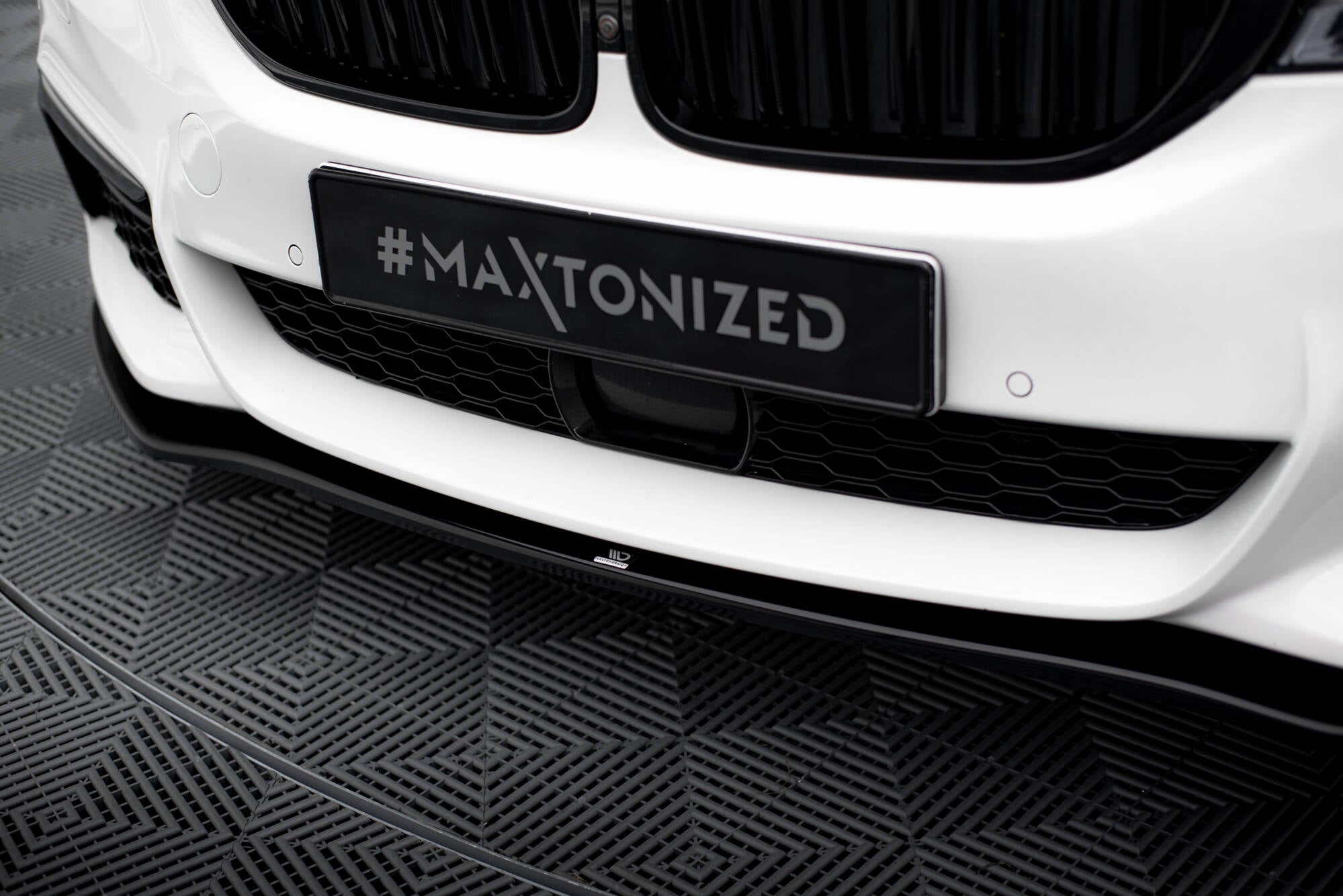 Maxton Design Street+ Spoilerlippe Front Ansatz V.2 passend für BMW 5er M-Paket / M550d / M550i G30/ G31 M-Paket schwarz Hochglanz