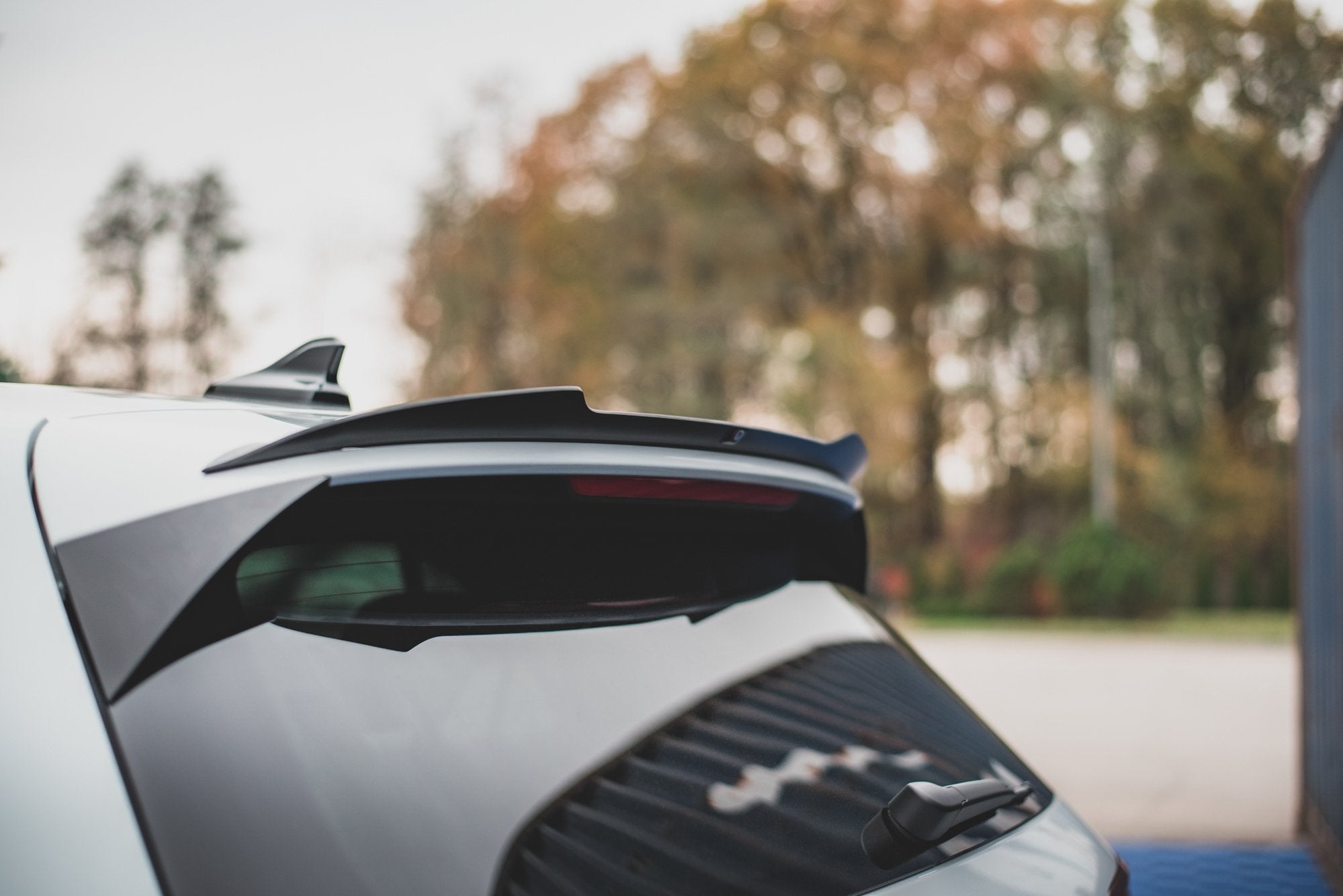 Maxton Design Spoiler CAP V.1 passend für VW Golf GTI / GTE / GTD / R-Line / R Mk8 schwarz Hochglanz