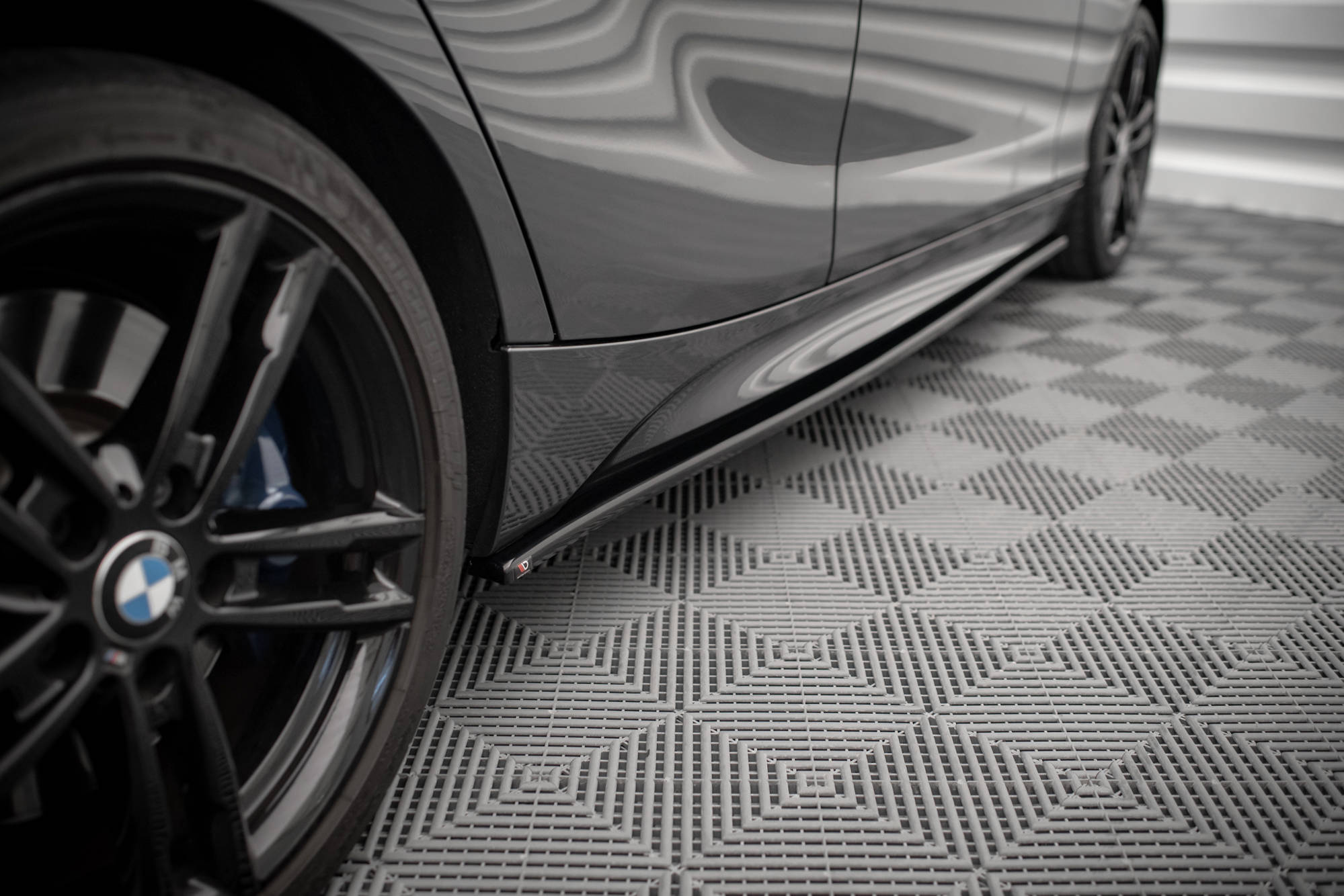 Maxton Design Street+ Seitenschweller Leisten passend für V.1 passend für BMW 1er F20 M135i / M140i / M-Paket schwarz Hochglanz