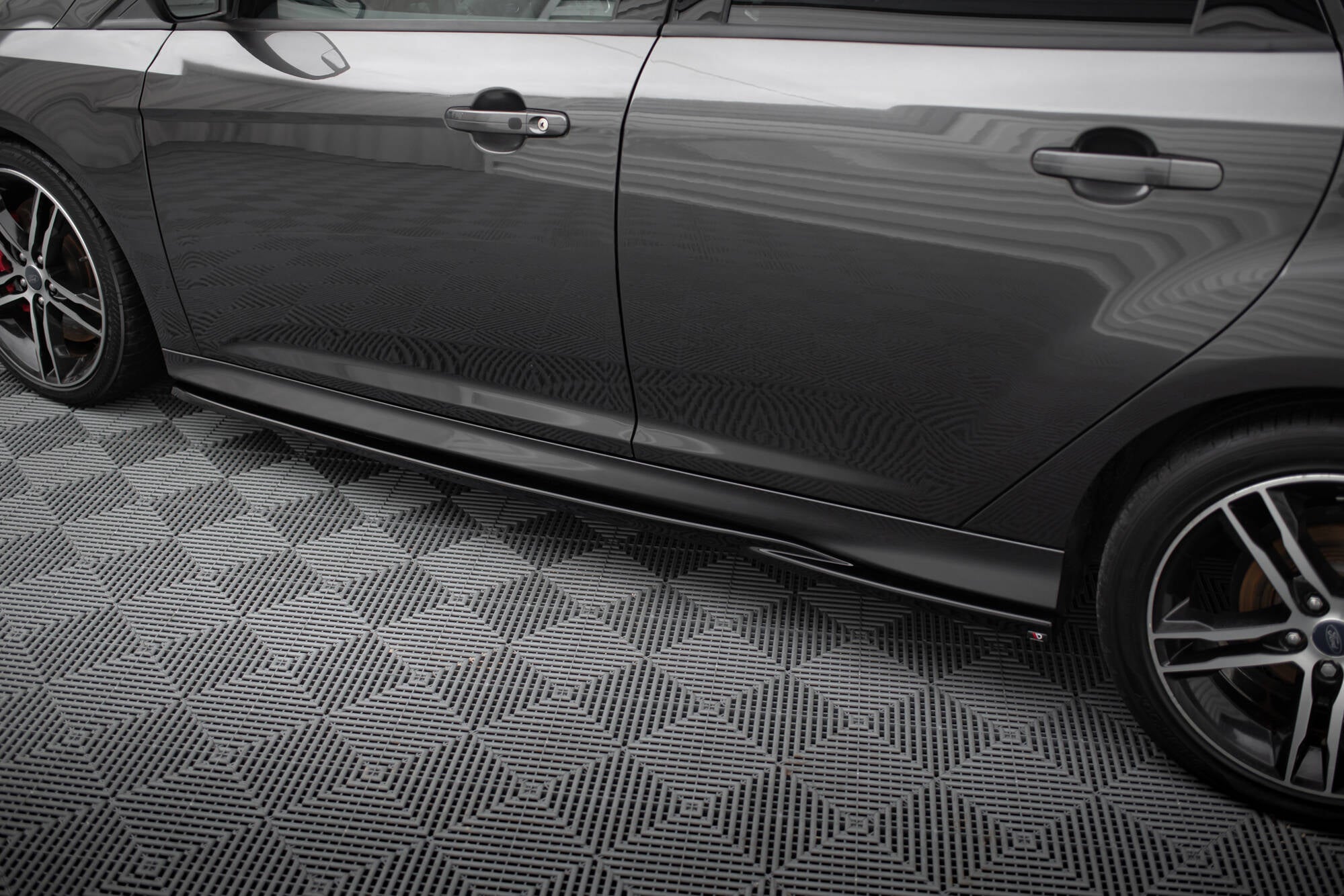 Maxton Design Street+ Seitenschweller Leisten V.2 passend für Ford Focus ST Mk3 schwarz Hochglanz