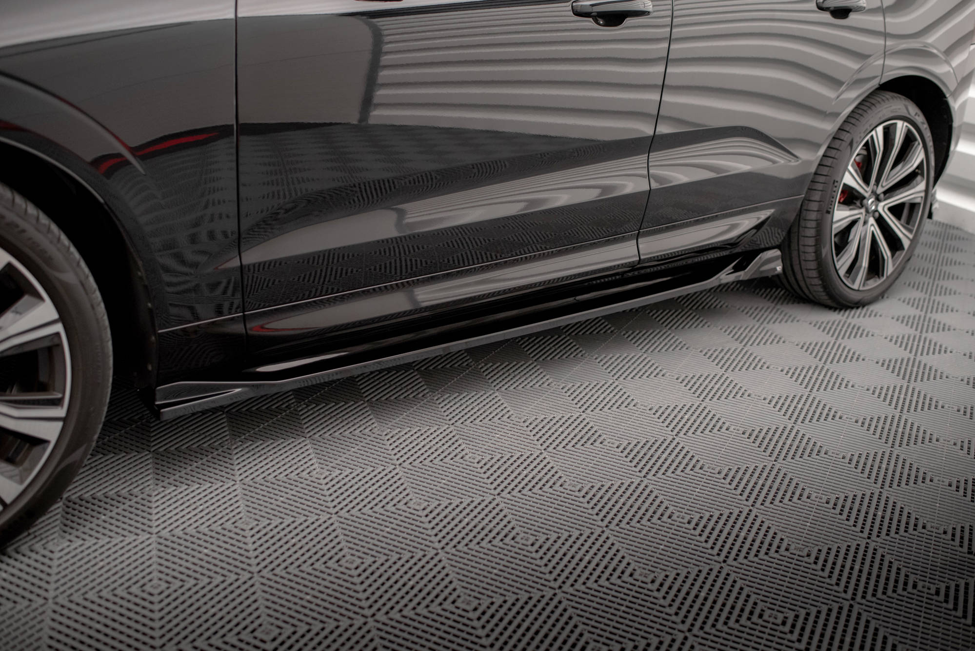 Maxton Design Street+ Seitenschweller Leisten passend für Volvo XC60 R-Design Mk2 Facelift schwarz Hochglanz