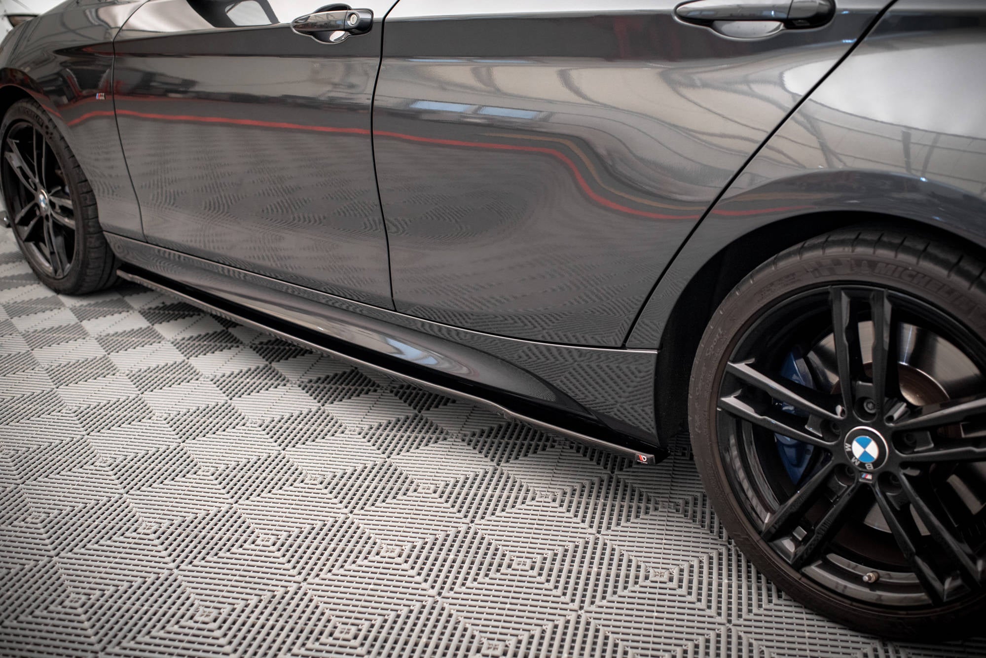 Maxton Design Street+ Seitenschweller Leisten V.2 passend für. BMW 1er M135i / M140i / M-Paket F20 schwarz Hochglanz