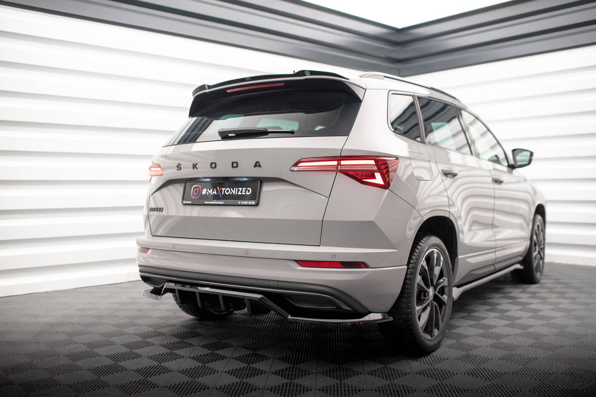 Maxton Design Street+ Mittlerer Diffusor RACE passend für Skoda Karoq Sportline Mk1 Facelift schwarz Hochglanz