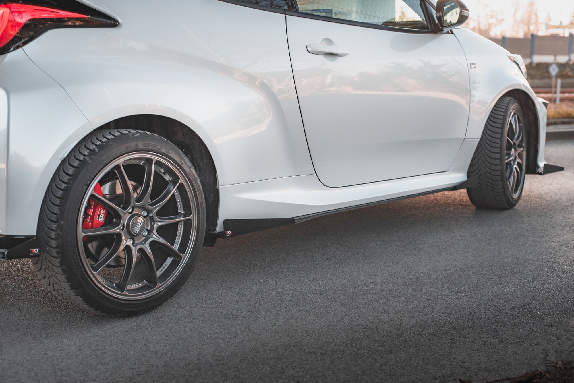 Maxton Design Street Pro Street+ Seitenschweller Leisten + Flaps passend für Toyota GR Yaris Mk4 schwarz Hochglanz