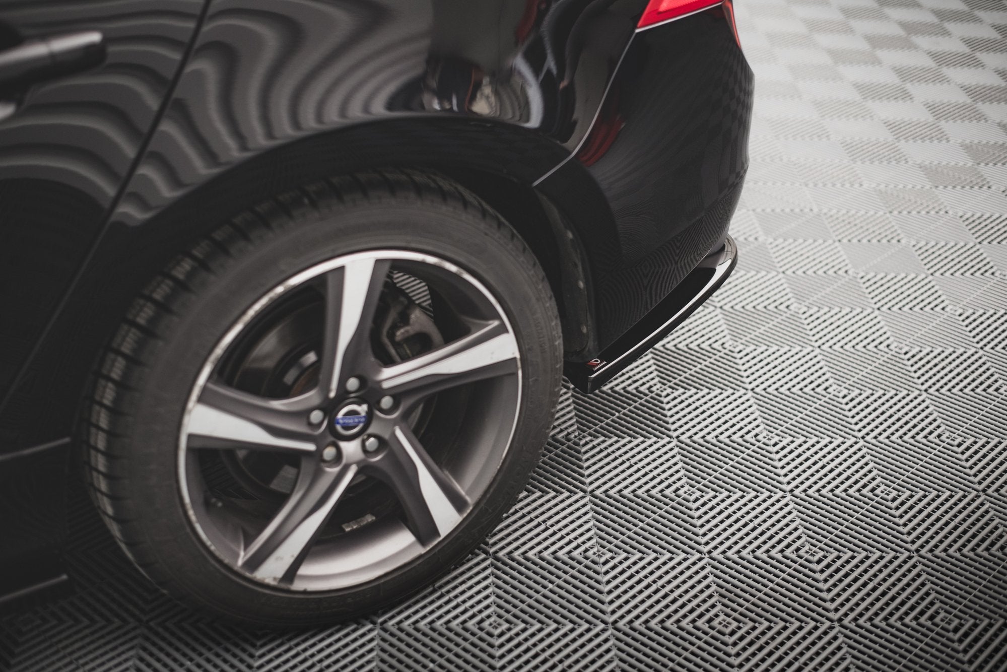 Maxton Design Heck Ansatz Flaps Diffusor passend für Volvo S60 R-Design Mk2 Facelift schwarz Hochglanz