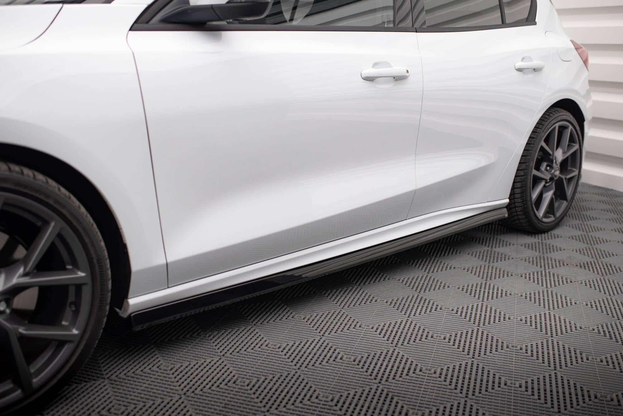 Maxton Design Street+ Seitenschweller Leisten passend für V.5 Ford Focus ST / ST-Line Mk4 Facelift schwarz Hochglanz