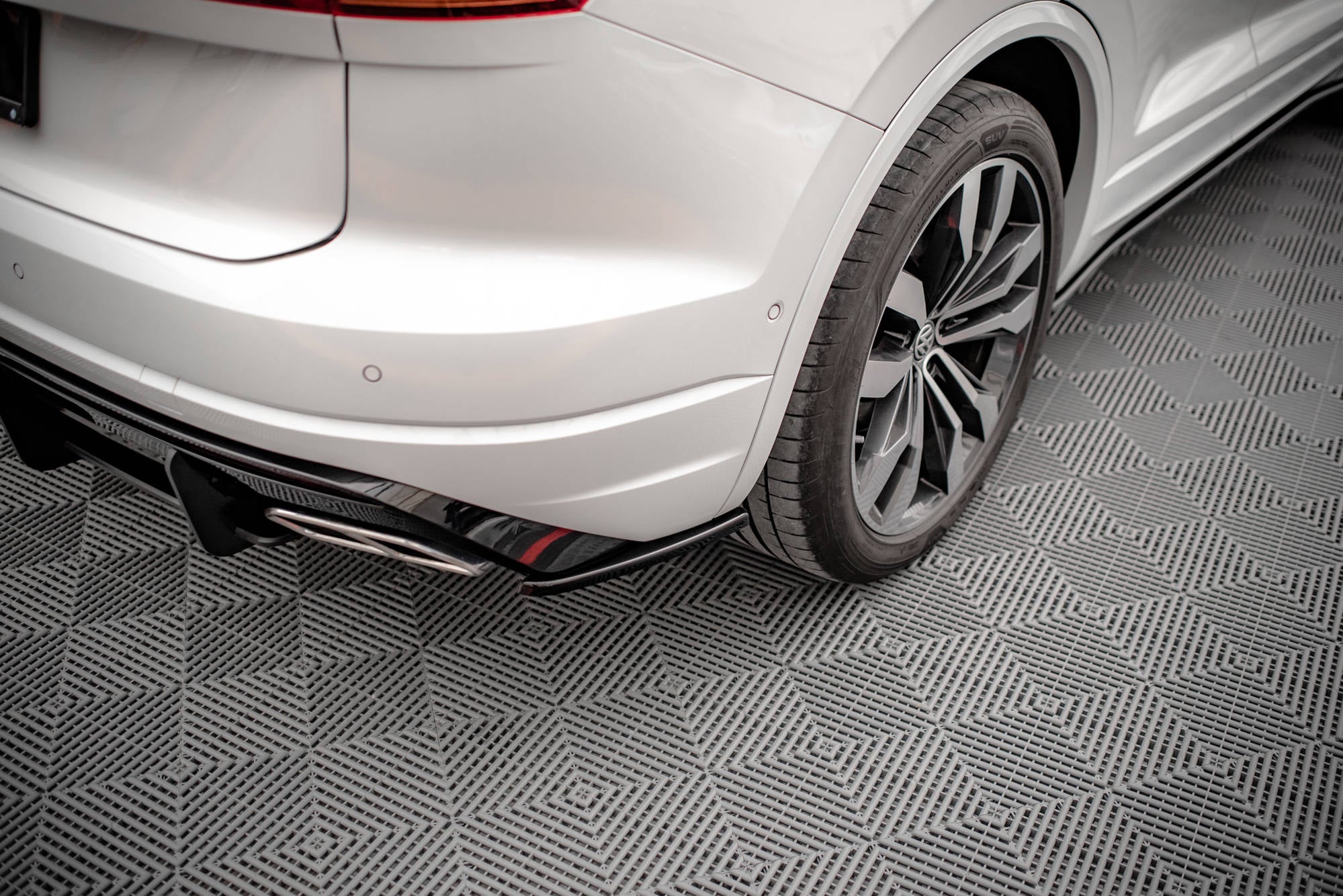 Maxton Design Heck Ansatz Flaps Diffusor passend für VW Touareg R-line Mk3 schwarz Hochglanz