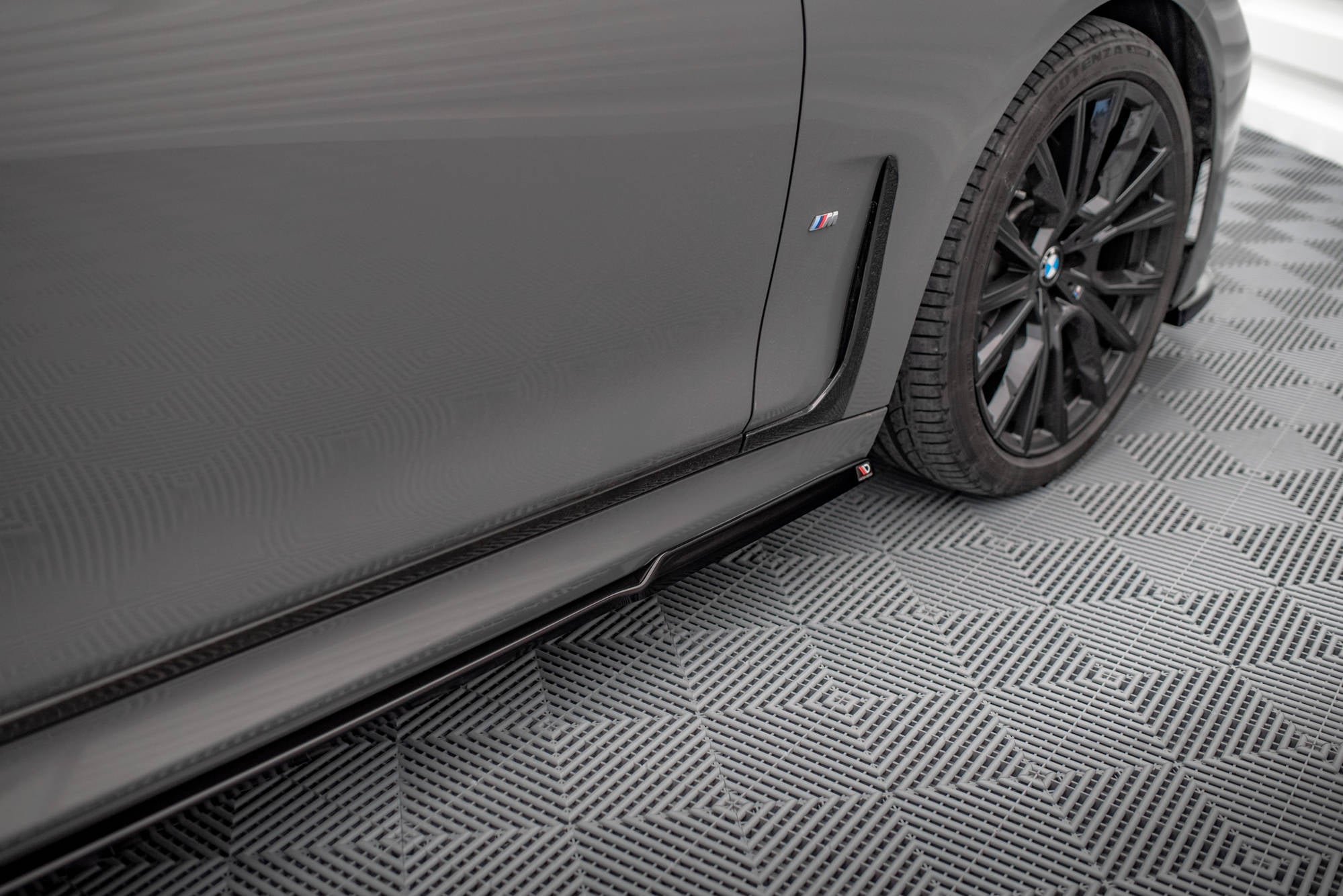 Maxton Design Street+ Seitenschweller Leisten passend für V.1 passend für BMW 7 M-Paket G11 schwarz Hochglanz
