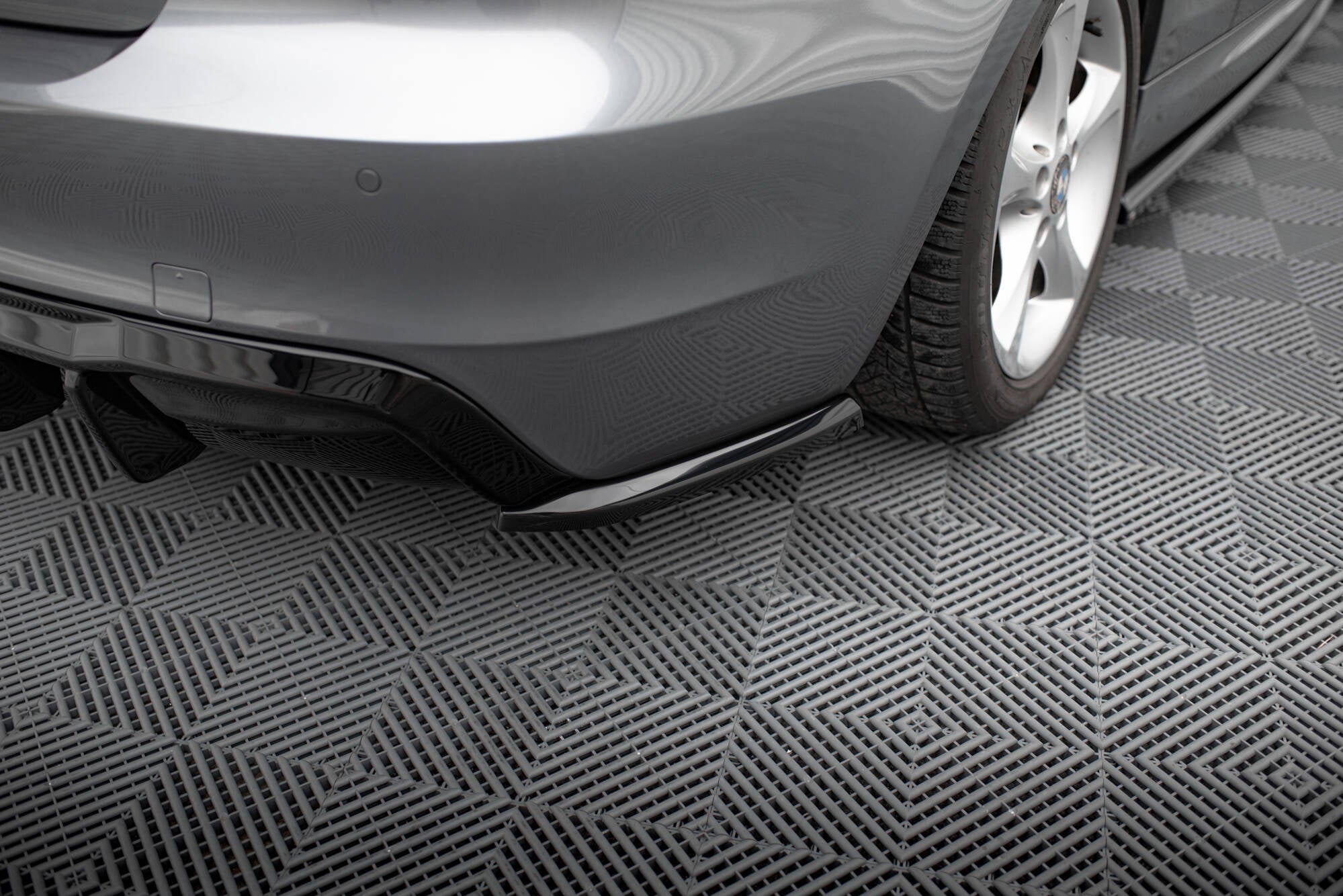 Maxton Design Heck Ansatz Flaps Diffusor passend für BMW 1er M-Paket E82 schwarz Hochglanz