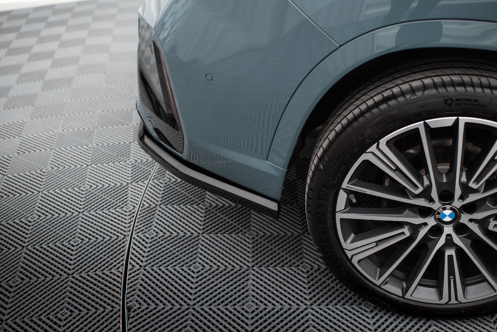 Maxton Design Street+ Mittlerer Diffusor RACE passend für BMW X1 M-Paket U11 schwarz Hochglanz