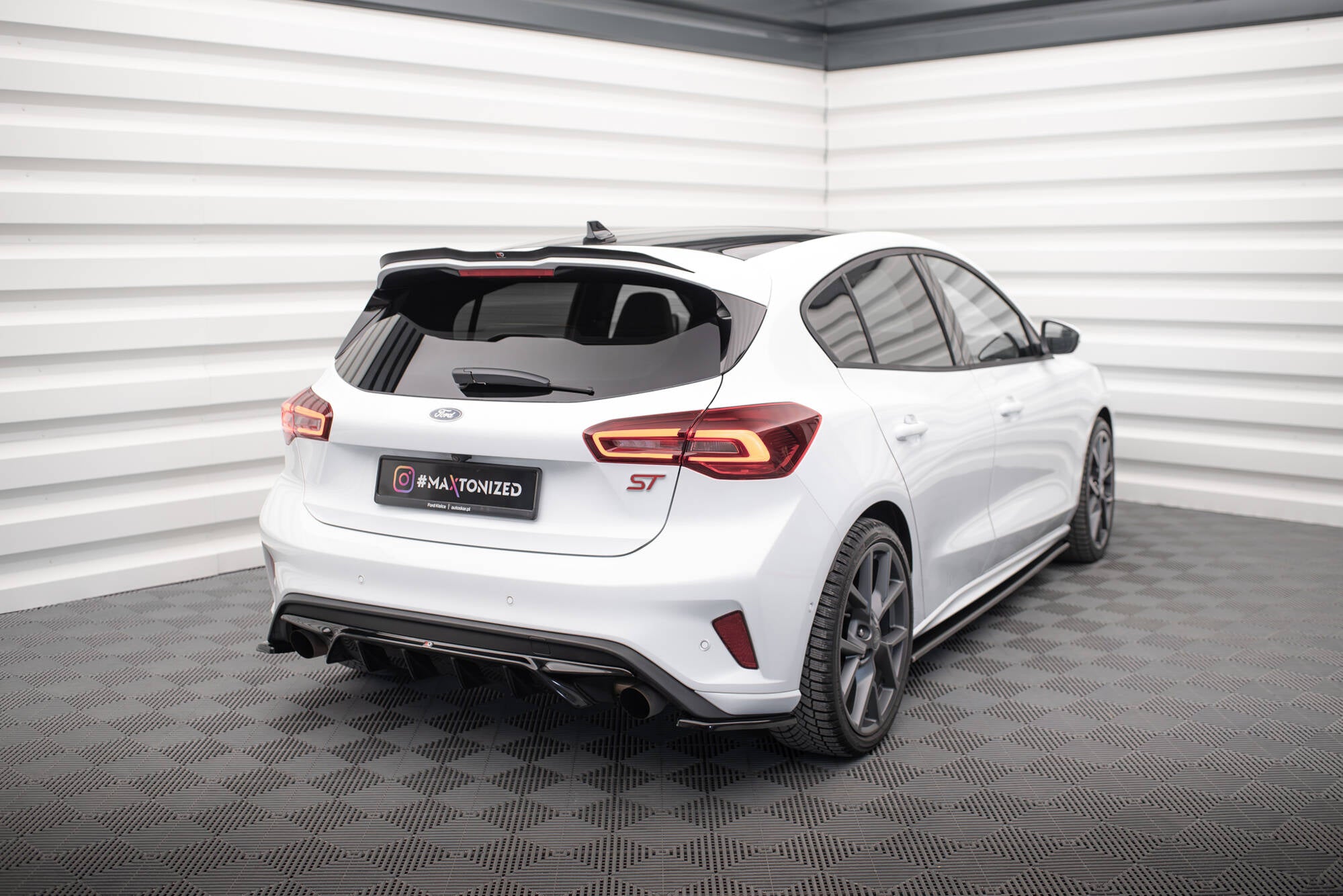 Maxton Design Heck Ansatz Flaps Diffusor V.1 passend für Ford Focus ST Mk4 schwarz Hochglanz