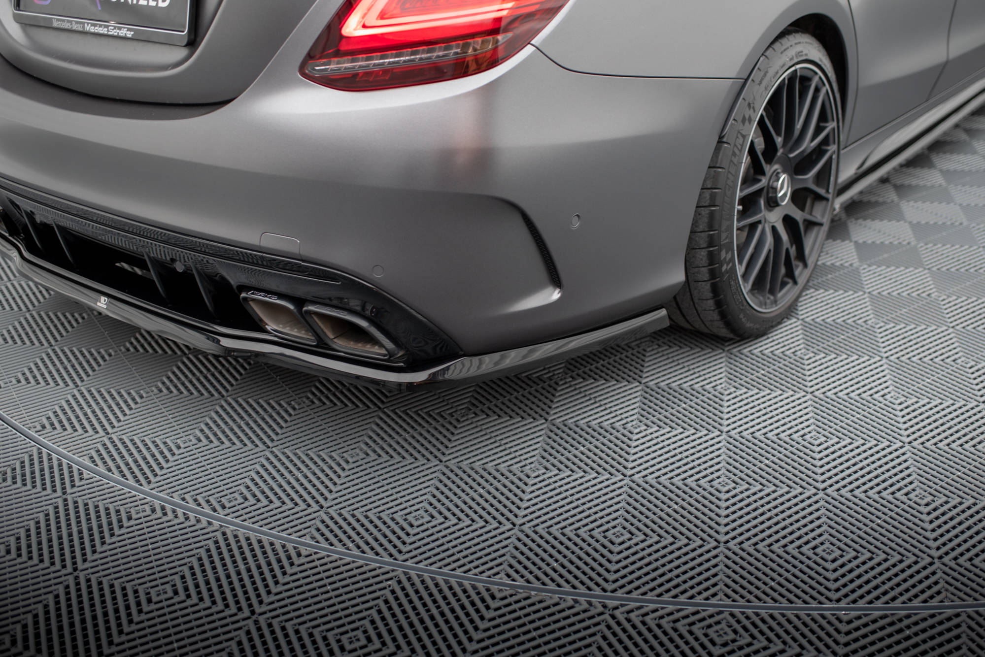 Maxton Design Street+ Mittlerer Diffusor RACE passend für Mercedes-AMG C63 Limousine / Kombi W205 Facelift schwarz Hochglanz