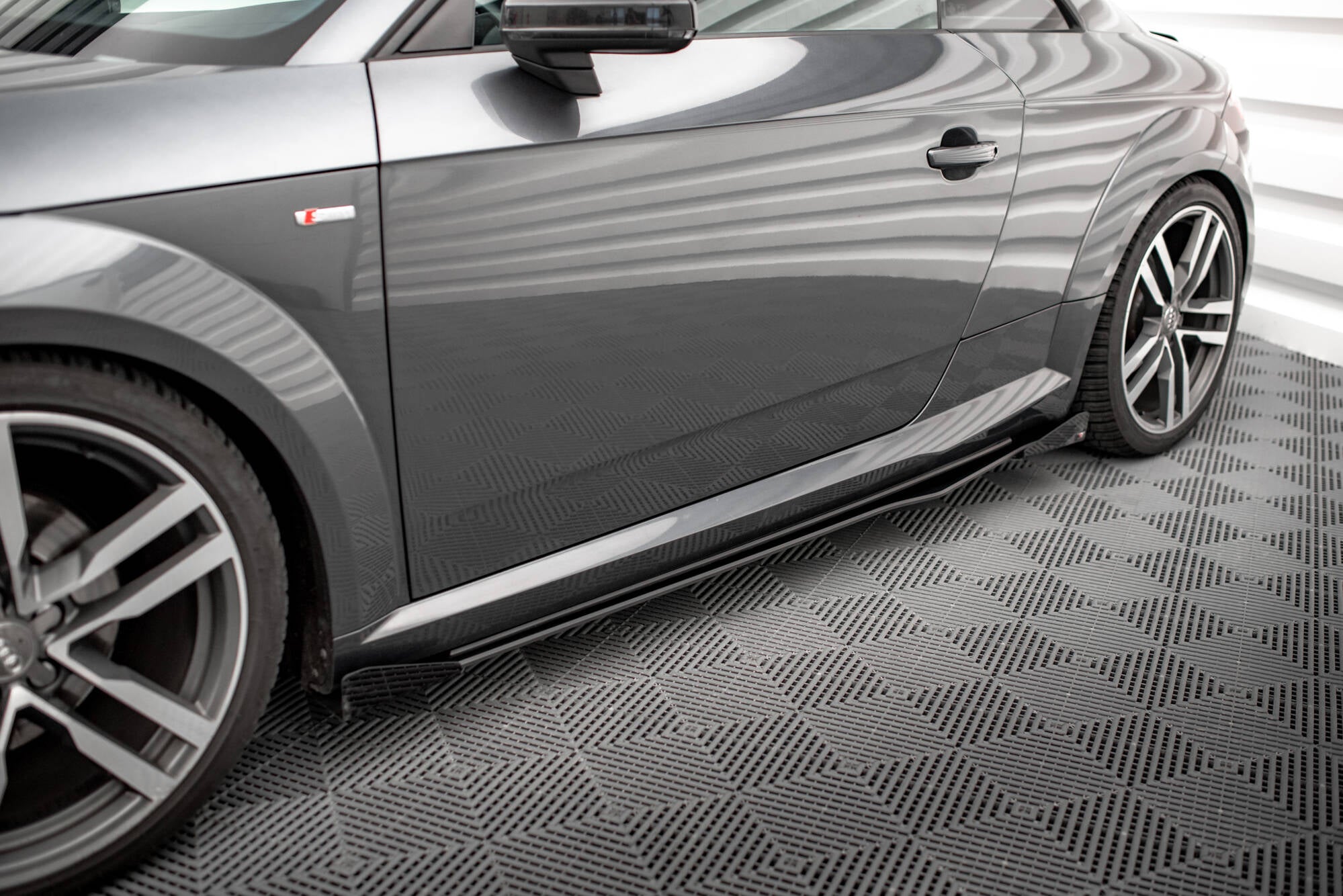 Maxton Design Street Pro Street+ Seitenschweller Leisten + Flaps passend für Audi TT S / S-Line 8S schwarz Hochglanz