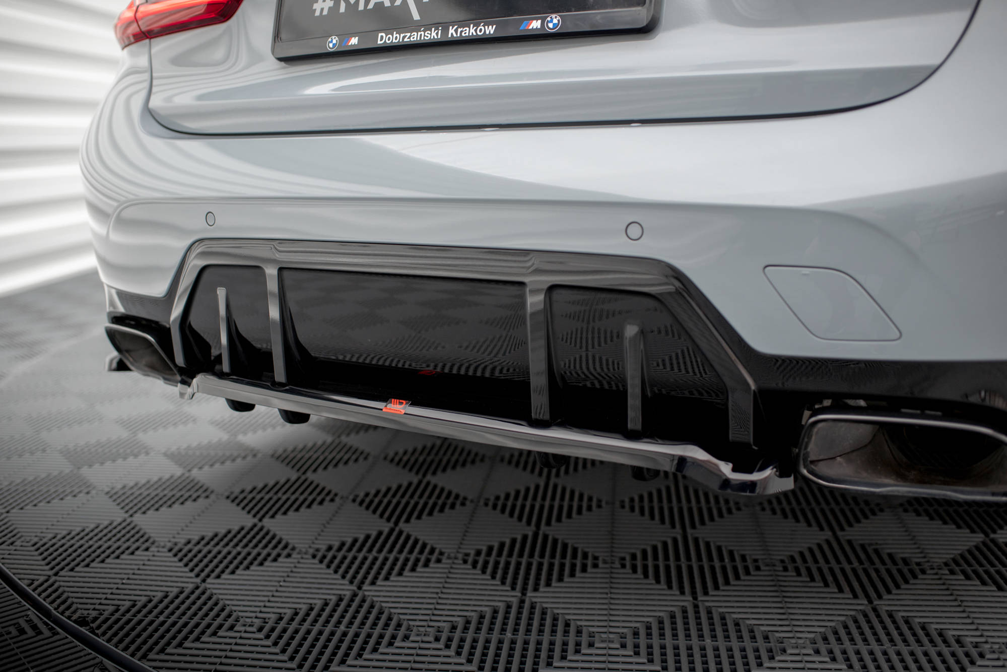 Maxton Design Street+ Mittlerer Diffusor RACE passend für V.1 BMW M340i G20 / G21 Facelift schwarz Hochglanz