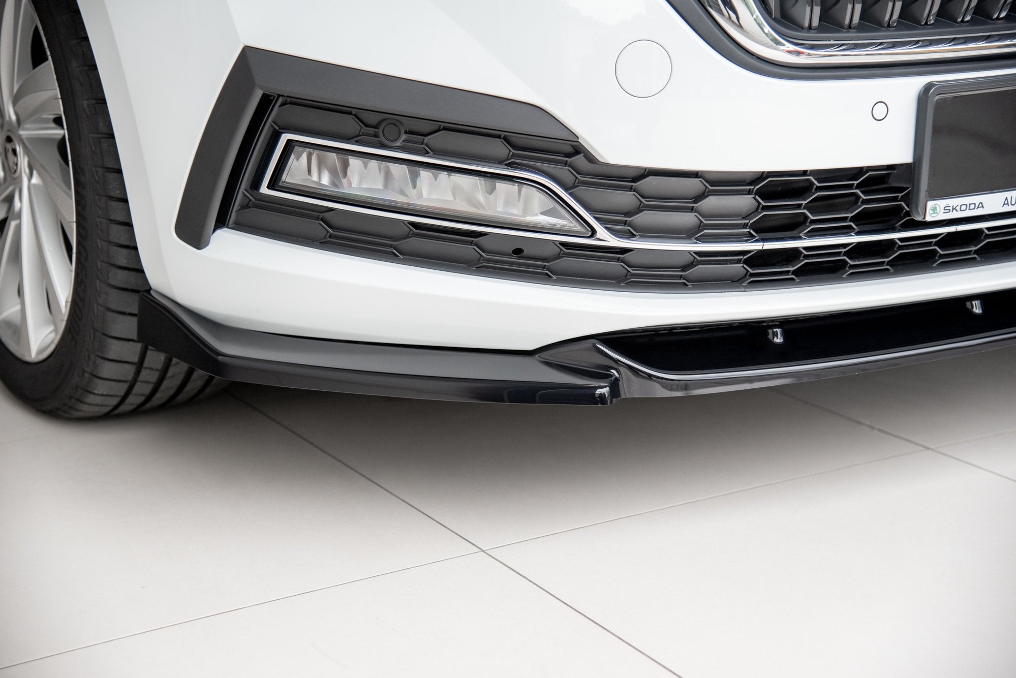 Maxton Design Street+ Spoilerlippe Front Ansatz V.1 passend für Skoda Octavia Mk4 schwarz Hochglanz