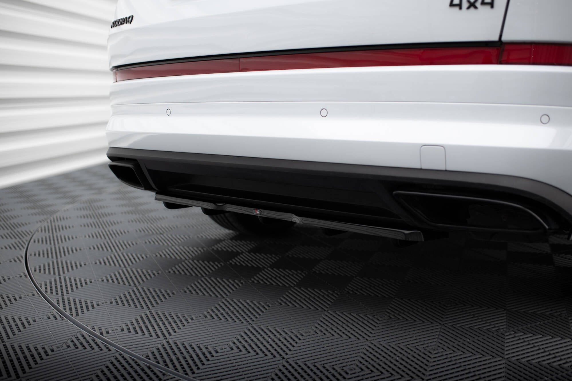 Maxton Design Street+ Mittlerer Diffusor RACE passend für Skoda Kodiaq RS Mk1 / Mk1 Facelift schwarz Hochglanz