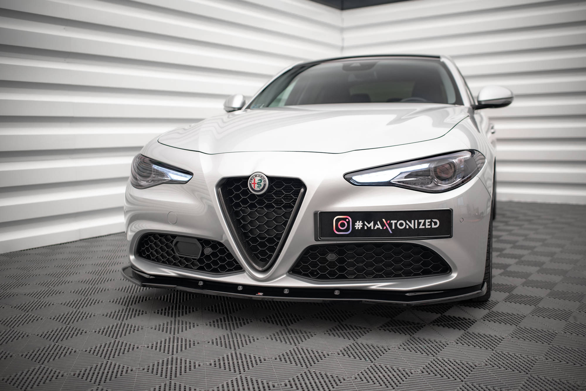 Maxton Design Street+ Spoilerlippe Front Ansatz V.1 passend für Alfa Romeo Giulia Sport schwarz Hochglanz