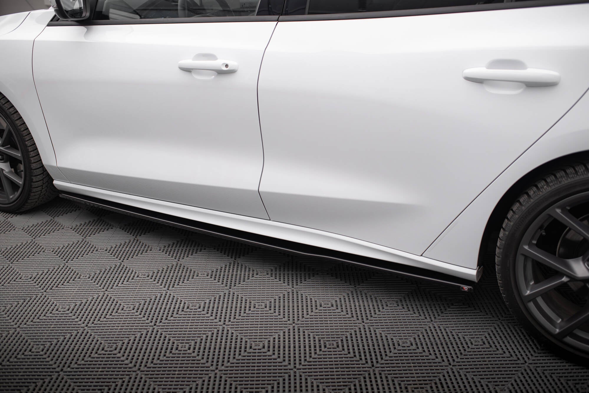 Maxton Design Street+ Seitenschweller Leisten passend für V.3 passend für Ford Focus ST / ST-Line Mk4 Facelift schwarz Hochglanz