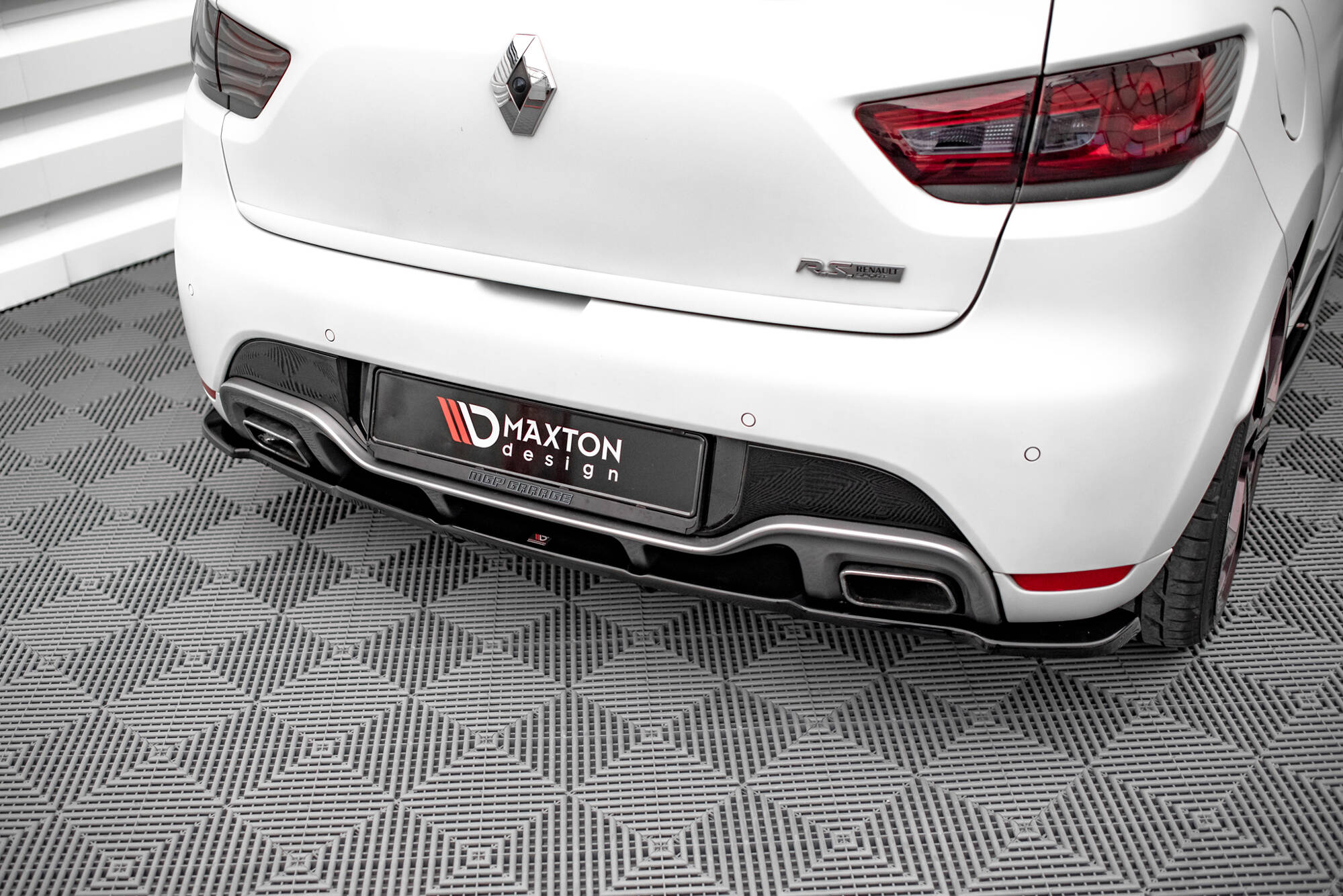 Maxton Design Street+ Mittlerer Diffusor RACE passend für Renault Clio RS Mk4 schwarz Hochglanz