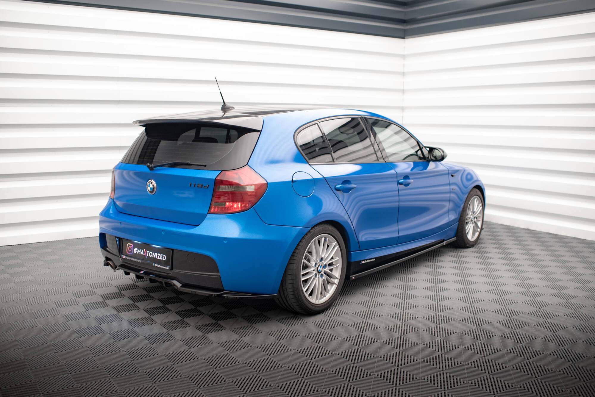 Maxton Design Street+ Mittlerer Diffusor RACE passend für BMW 1er M-Paket E87 Facelift schwarz Hochglanz