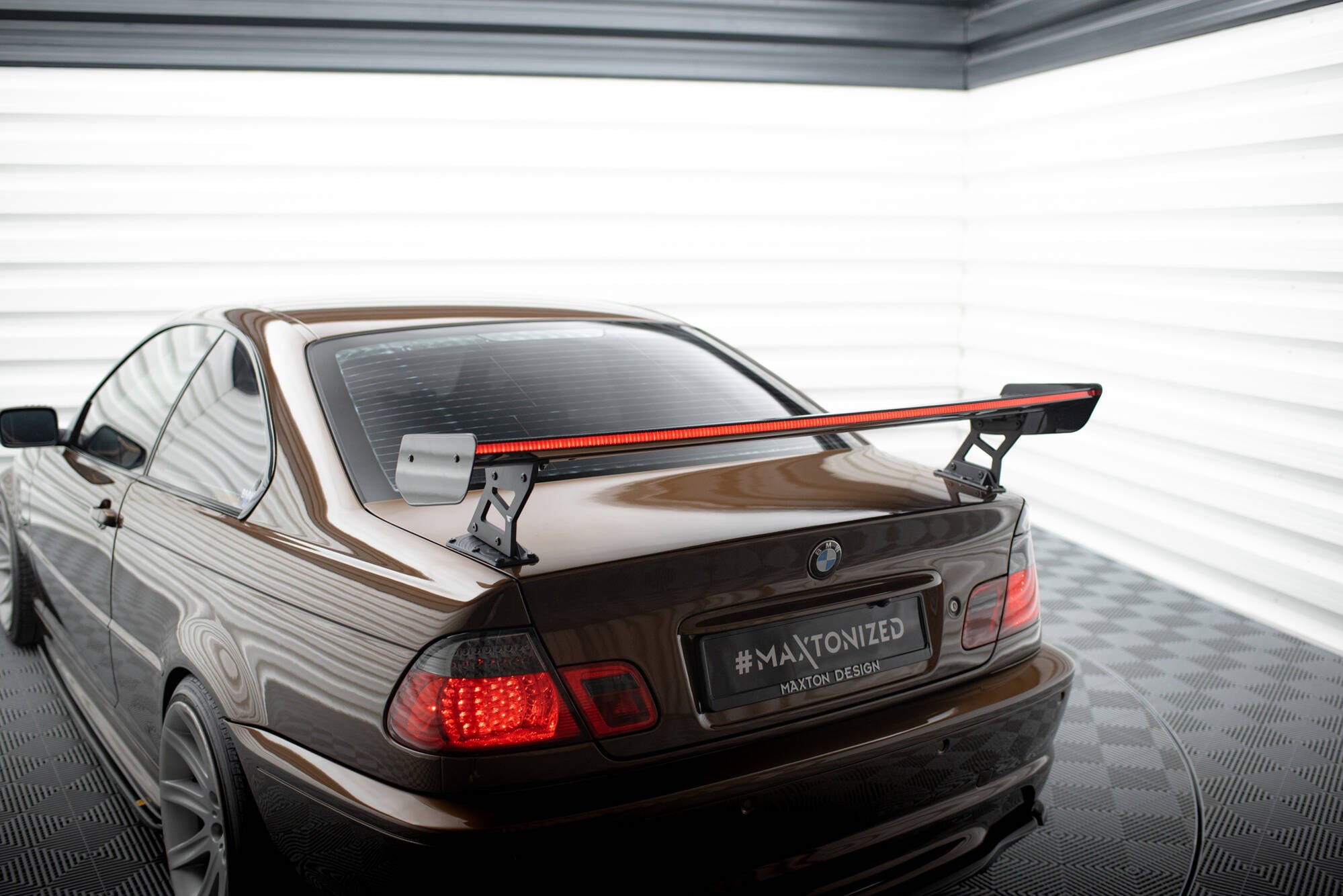 Maxton Design Carbon Spoiler With External Brackets Uprights + LED BMW 3er Coupe E46 für BMW 3er E46